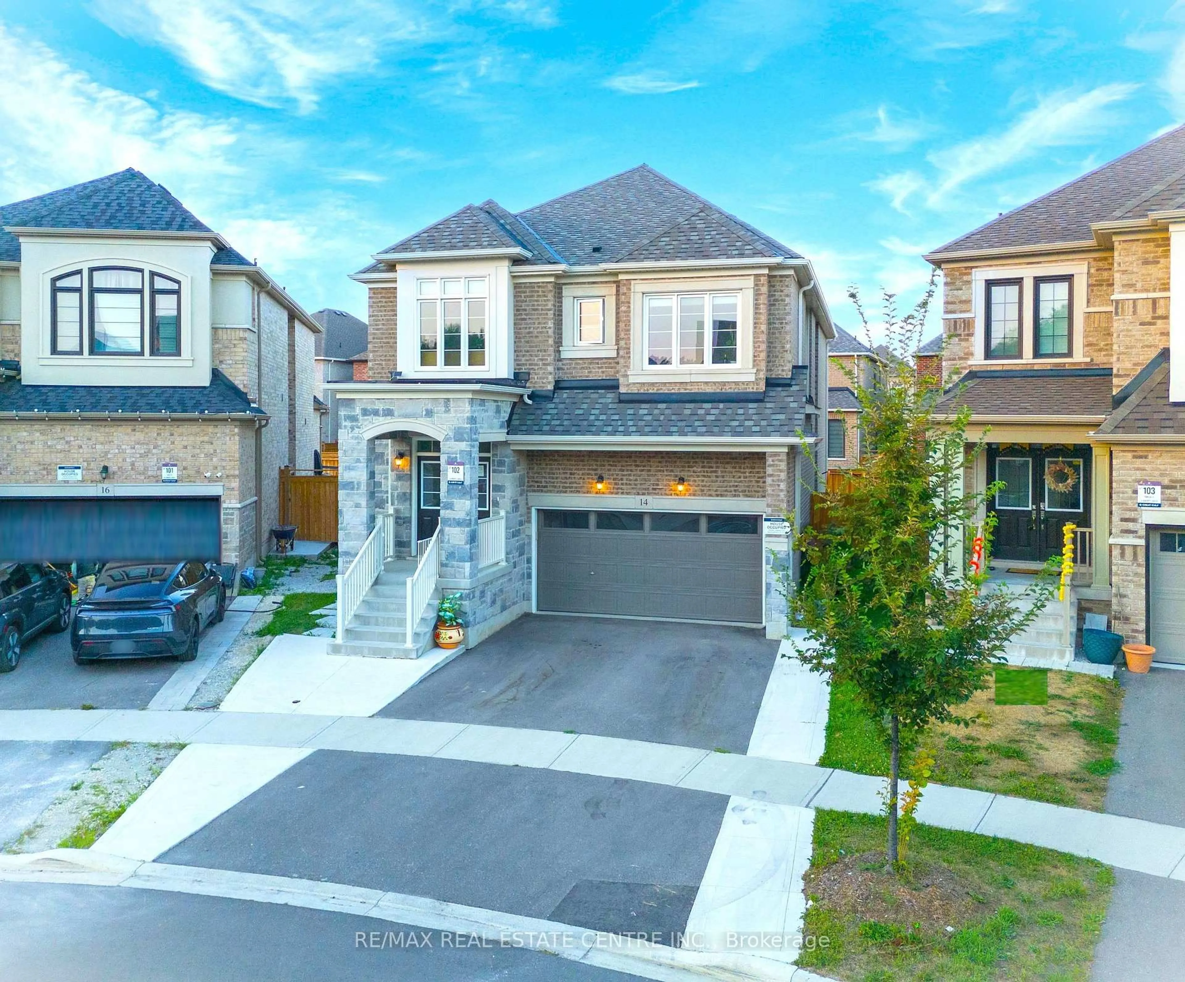 A pic from outside/outdoor area/front of a property/back of a property/a pic from drone, street for 14 Ixworth Circ, Brampton Ontario L6Y 6J8