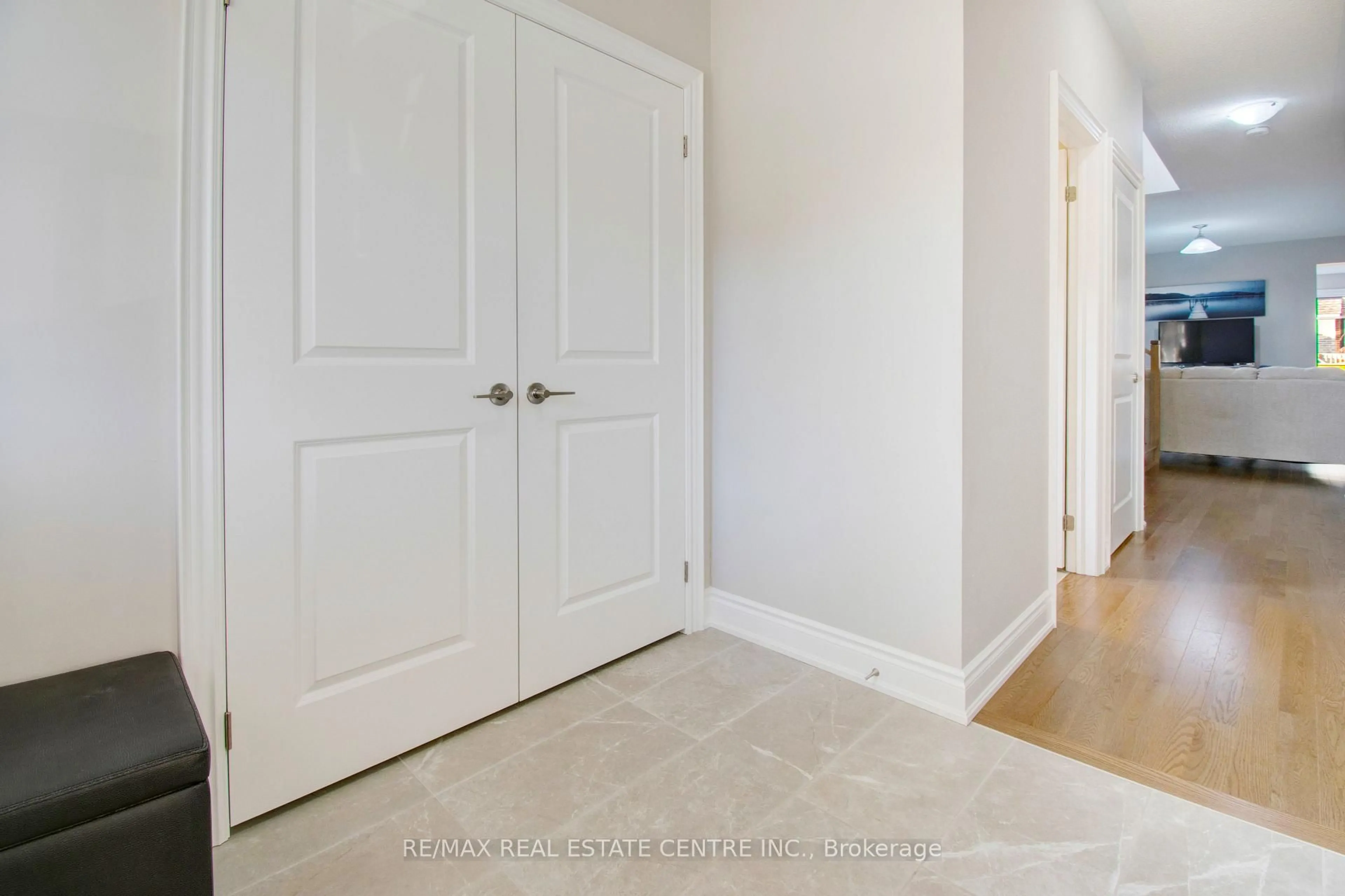 Indoor entryway for 14 Ixworth Circ, Brampton Ontario L6Y 6J8