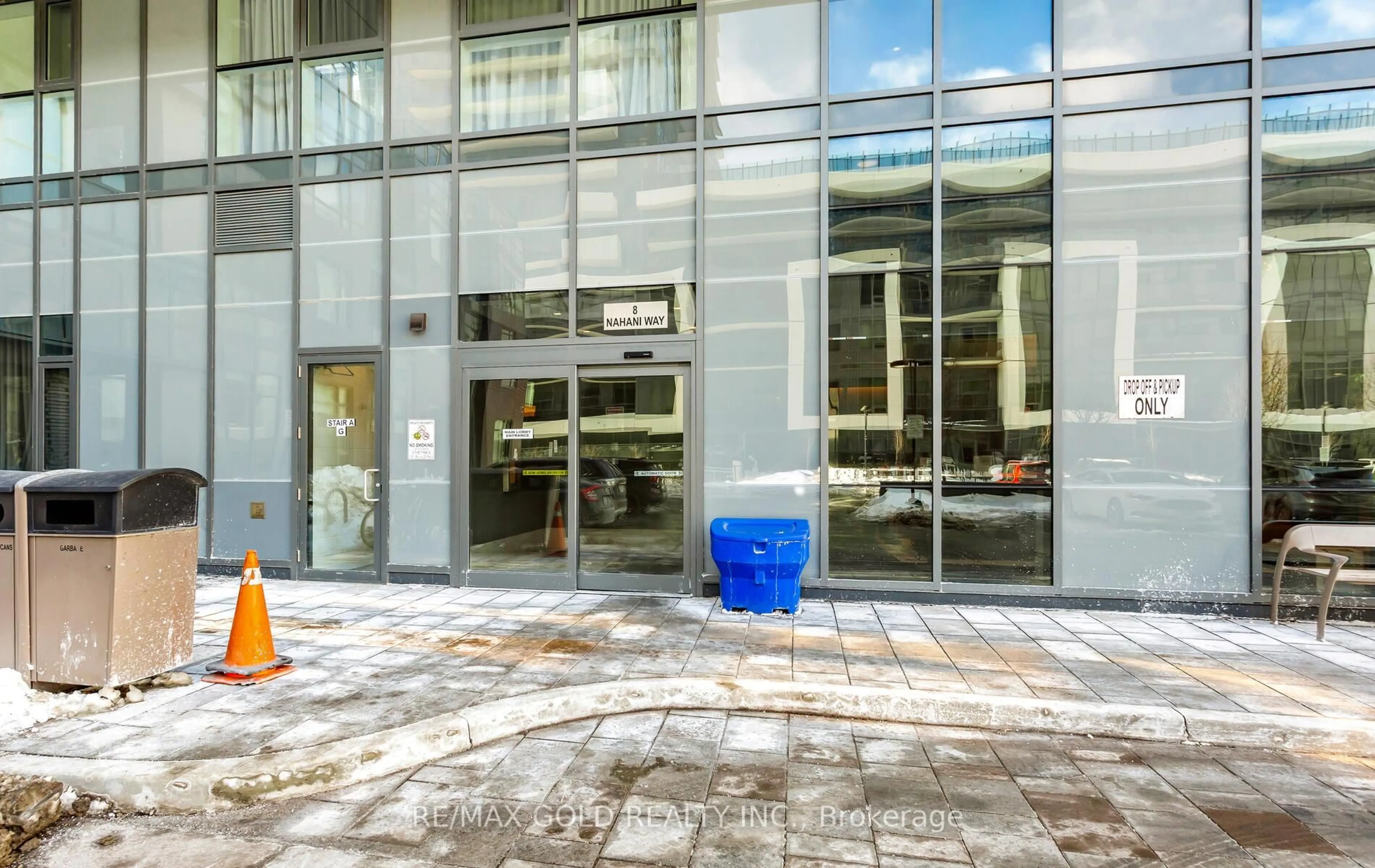 Indoor foyer for 8 Nahani Way #309, Mississauga Ontario L4Z 0C6