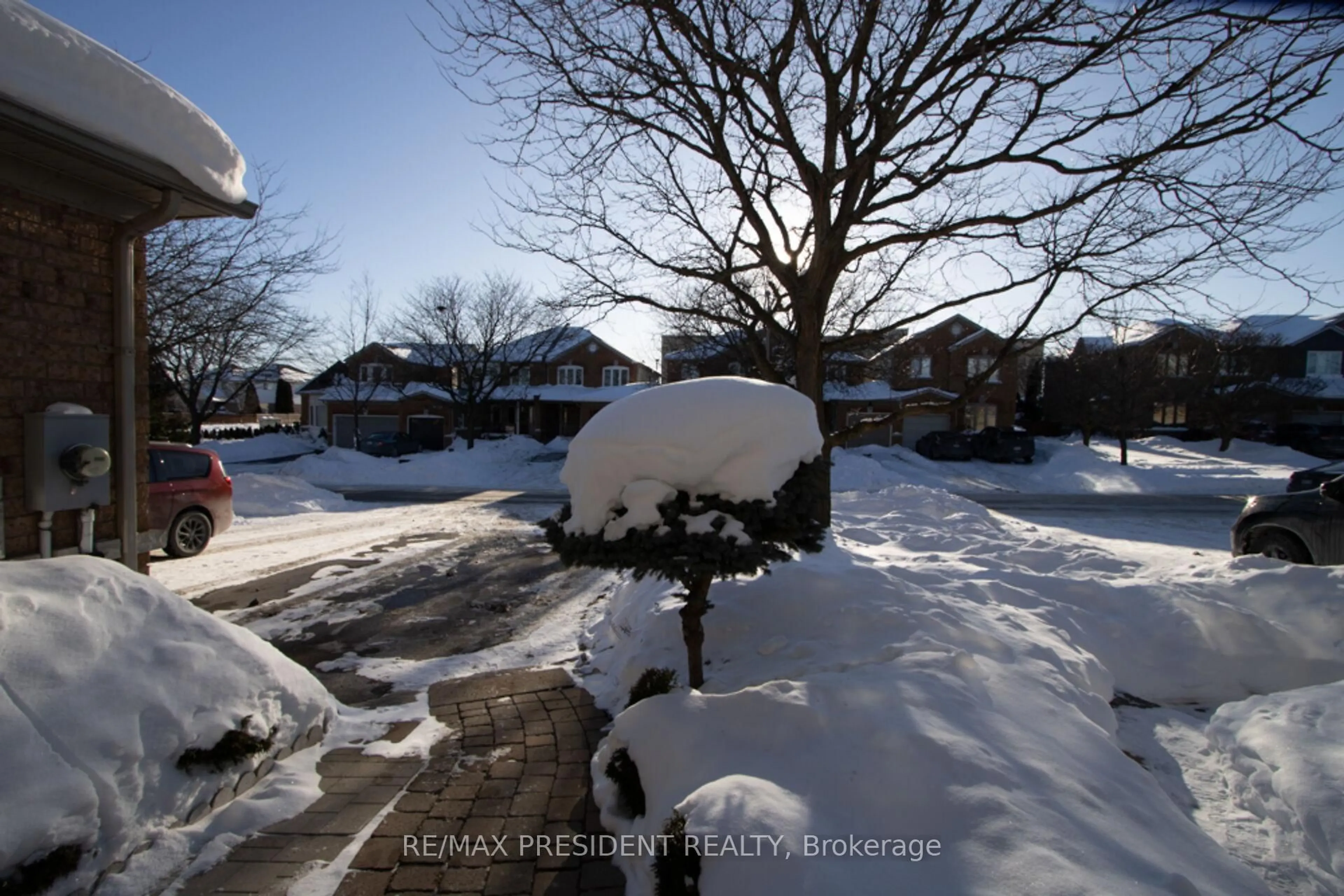 A pic from outside/outdoor area/front of a property/back of a property/a pic from drone, street for 2957 Jackson Dr, Burlington Ontario L7M 4K6