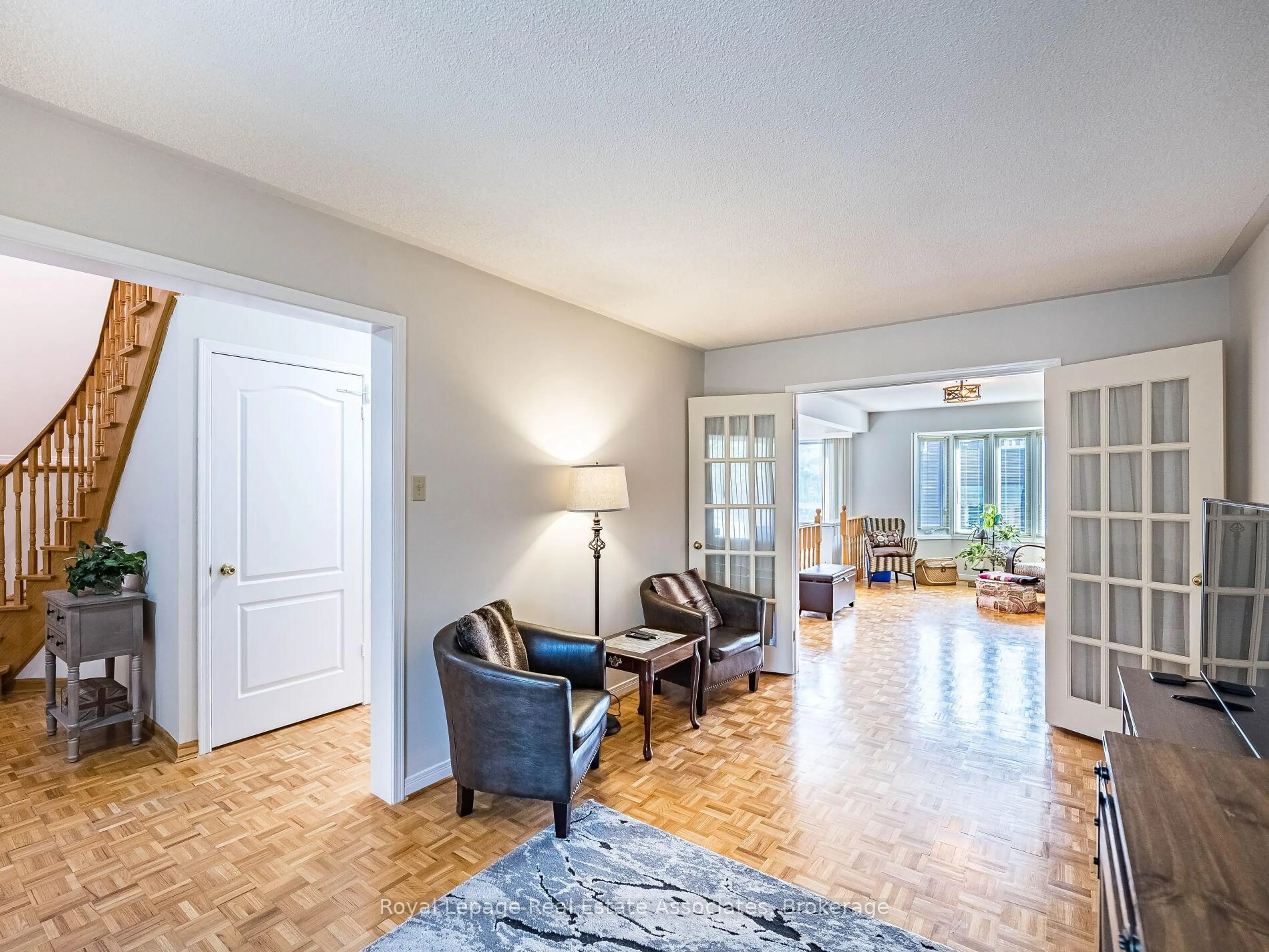 Living room with furniture, unknown for 6033 Duford Dr, Mississauga Ontario L5V 1A8