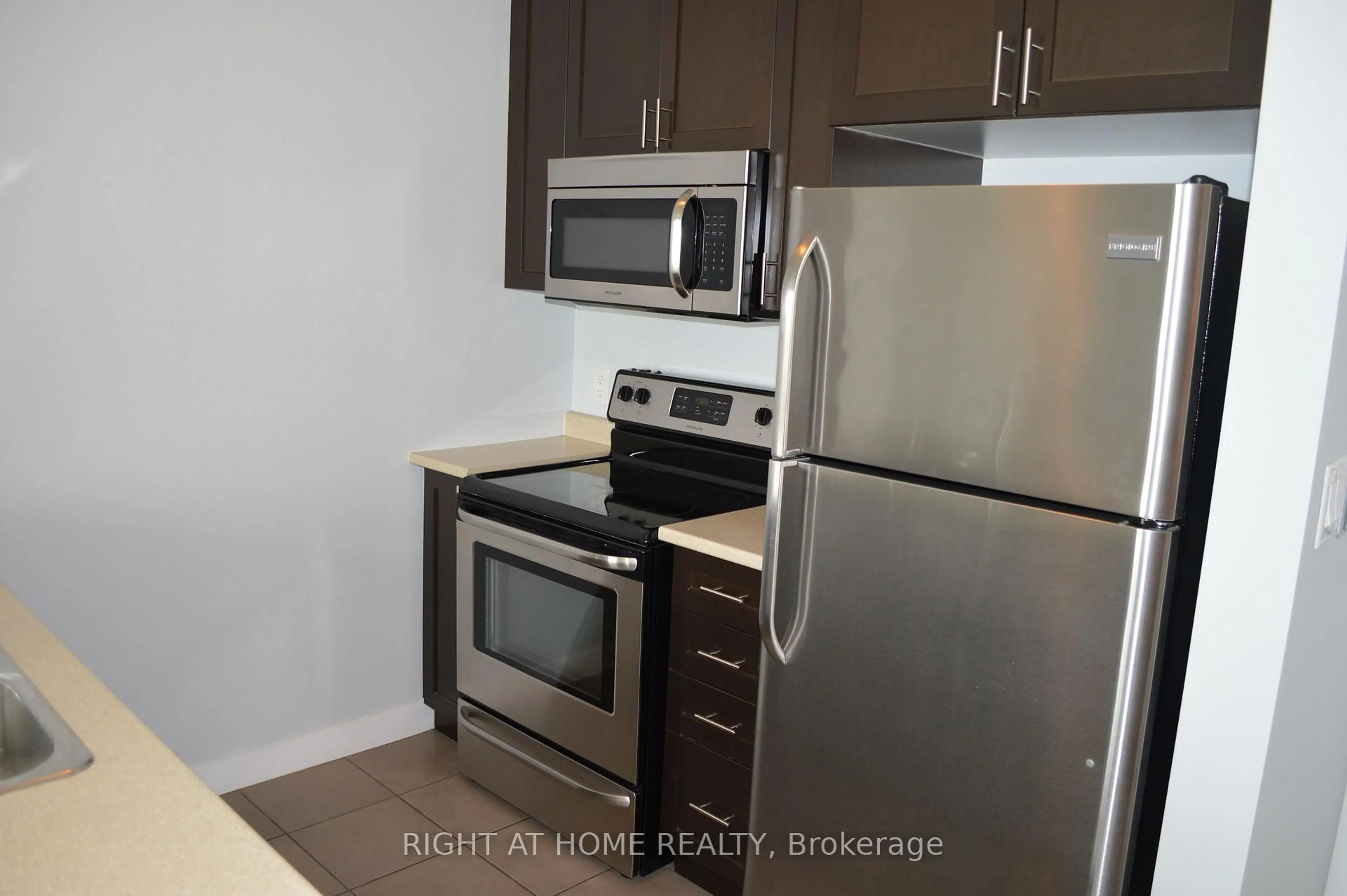 Standard kitchen, wood/laminate floor for 5020 Corporate Dr #414, Burlington Ontario L7L 0H7