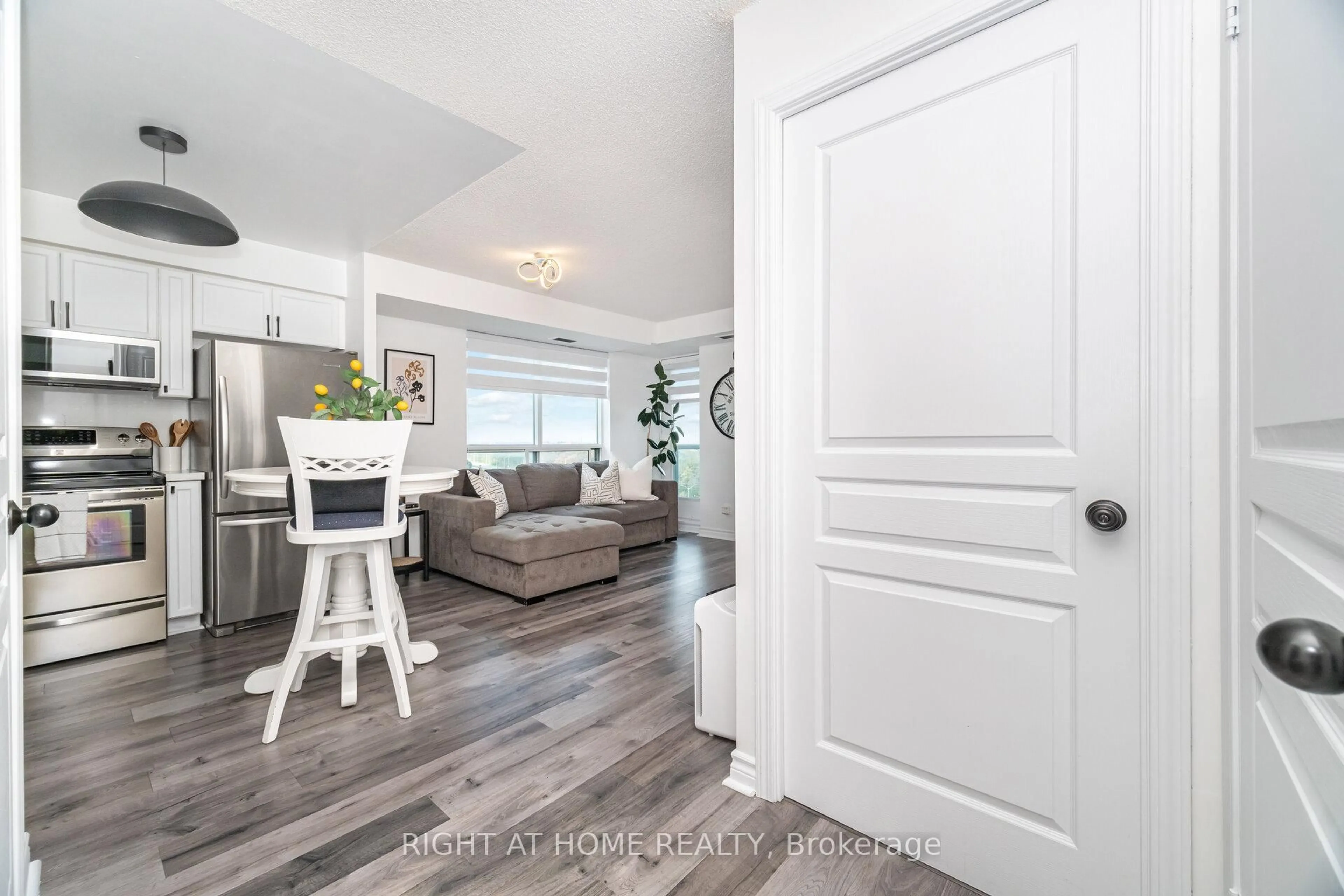 Indoor entryway for 2545 Erin Centre Blvd #1211, Mississauga Ontario L5M 6Z9