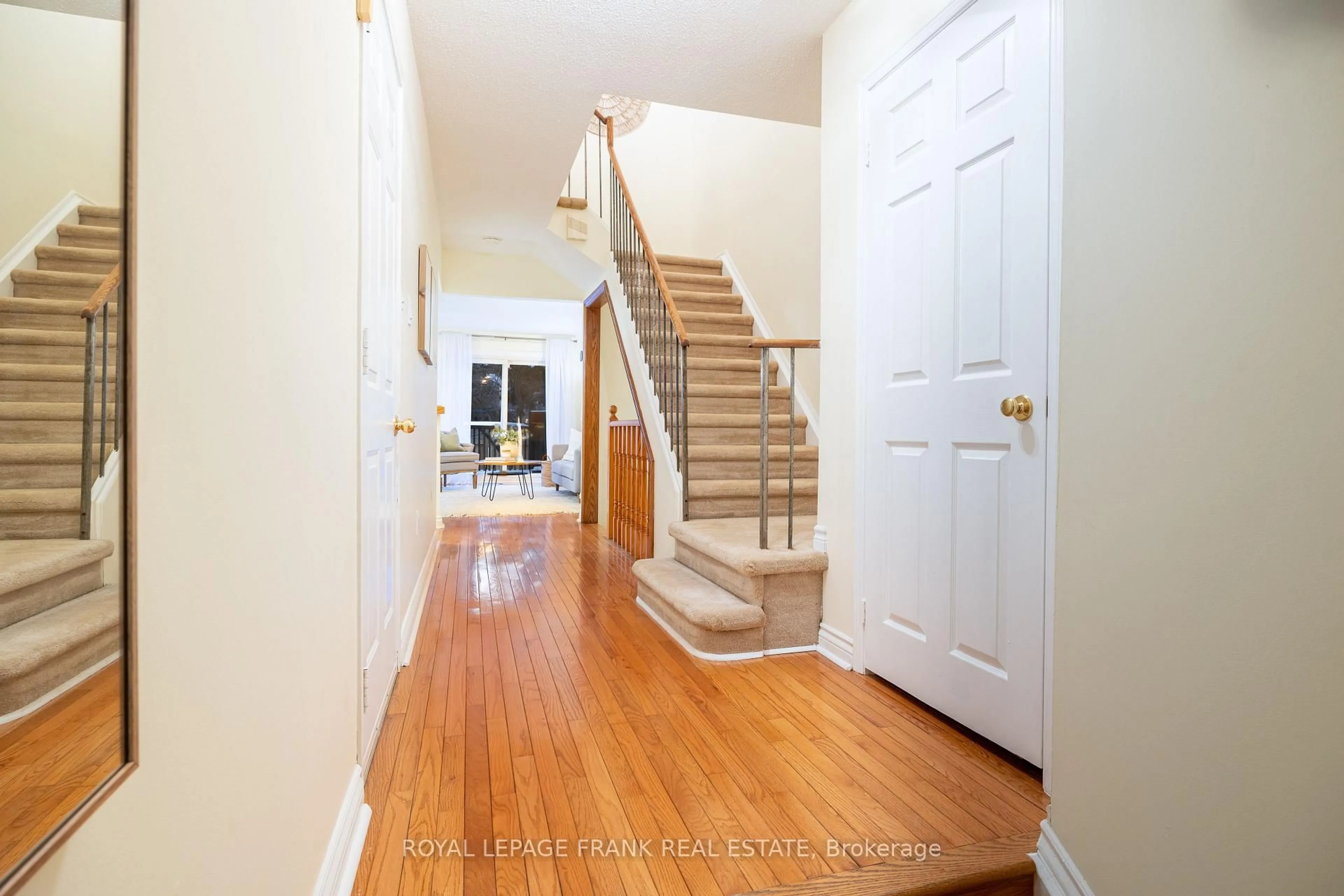 Indoor foyer for 385 THE EAST MALL #23, Toronto Ontario M9B 6J4