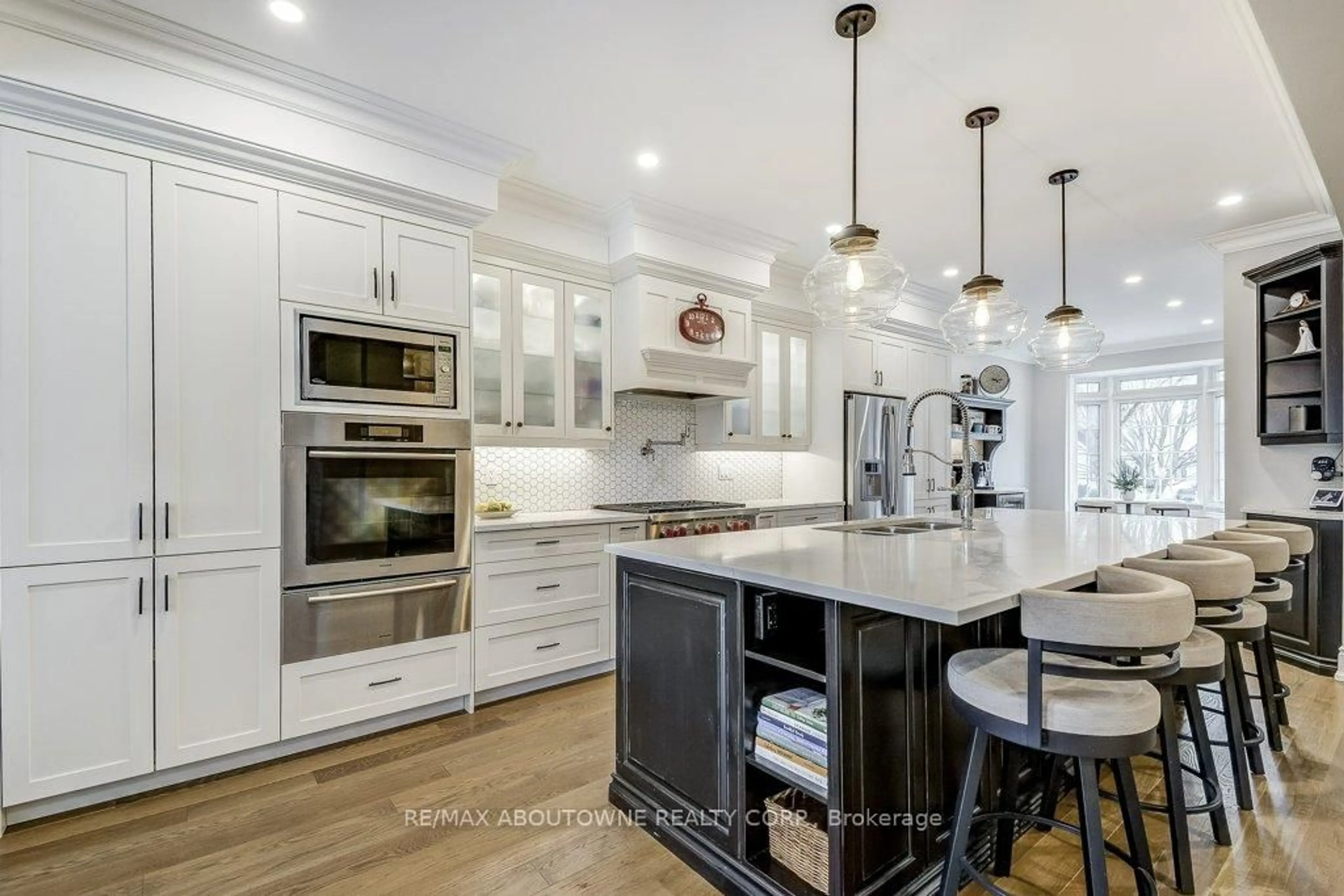 Open concept kitchen, ceramic/tile floor for 21 Chisholm St, Oakville Ontario L6K 3W2