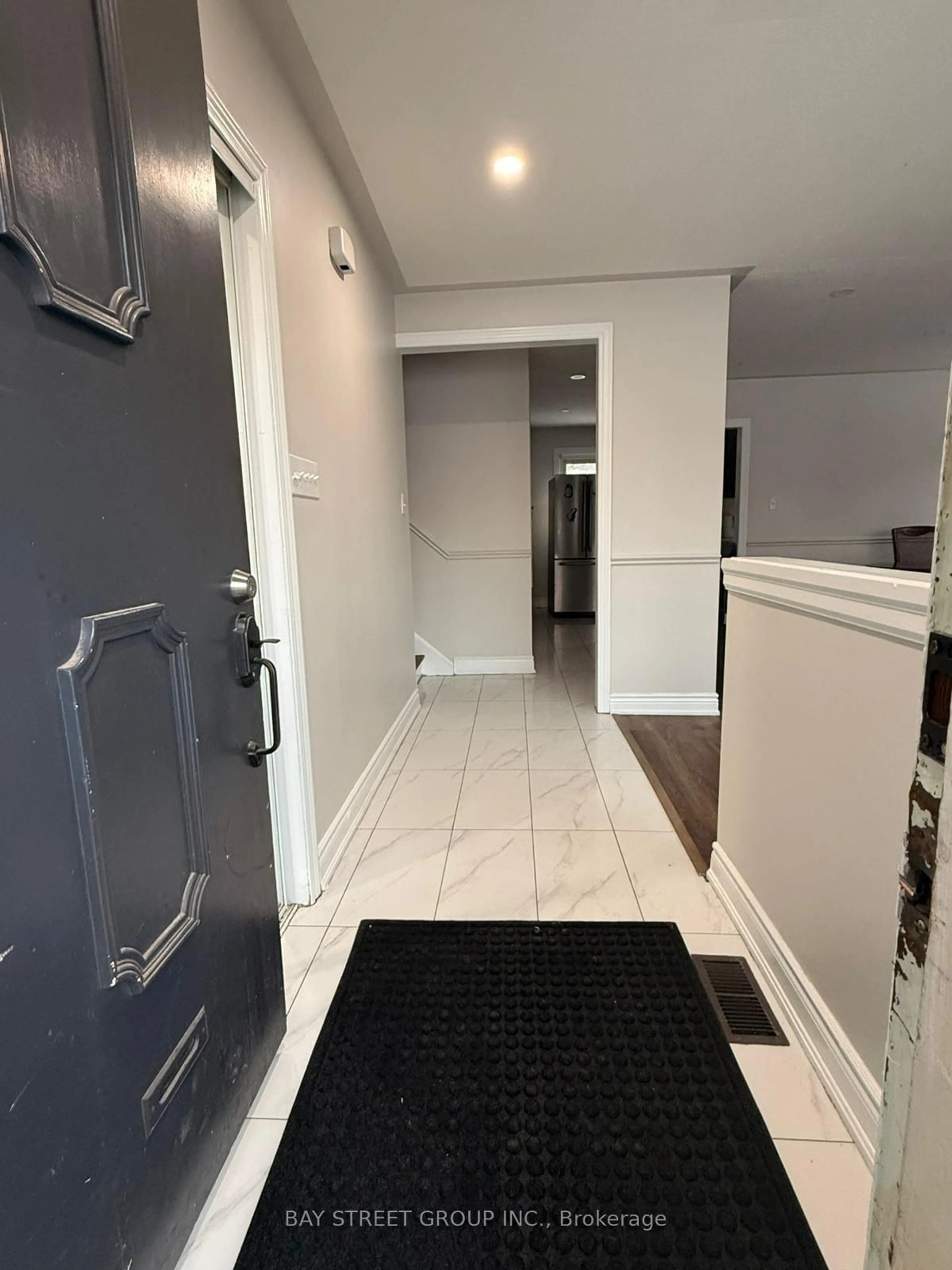 Indoor foyer for 193 Mcmurchy Ave, Brampton Ontario L6Y 1Z2