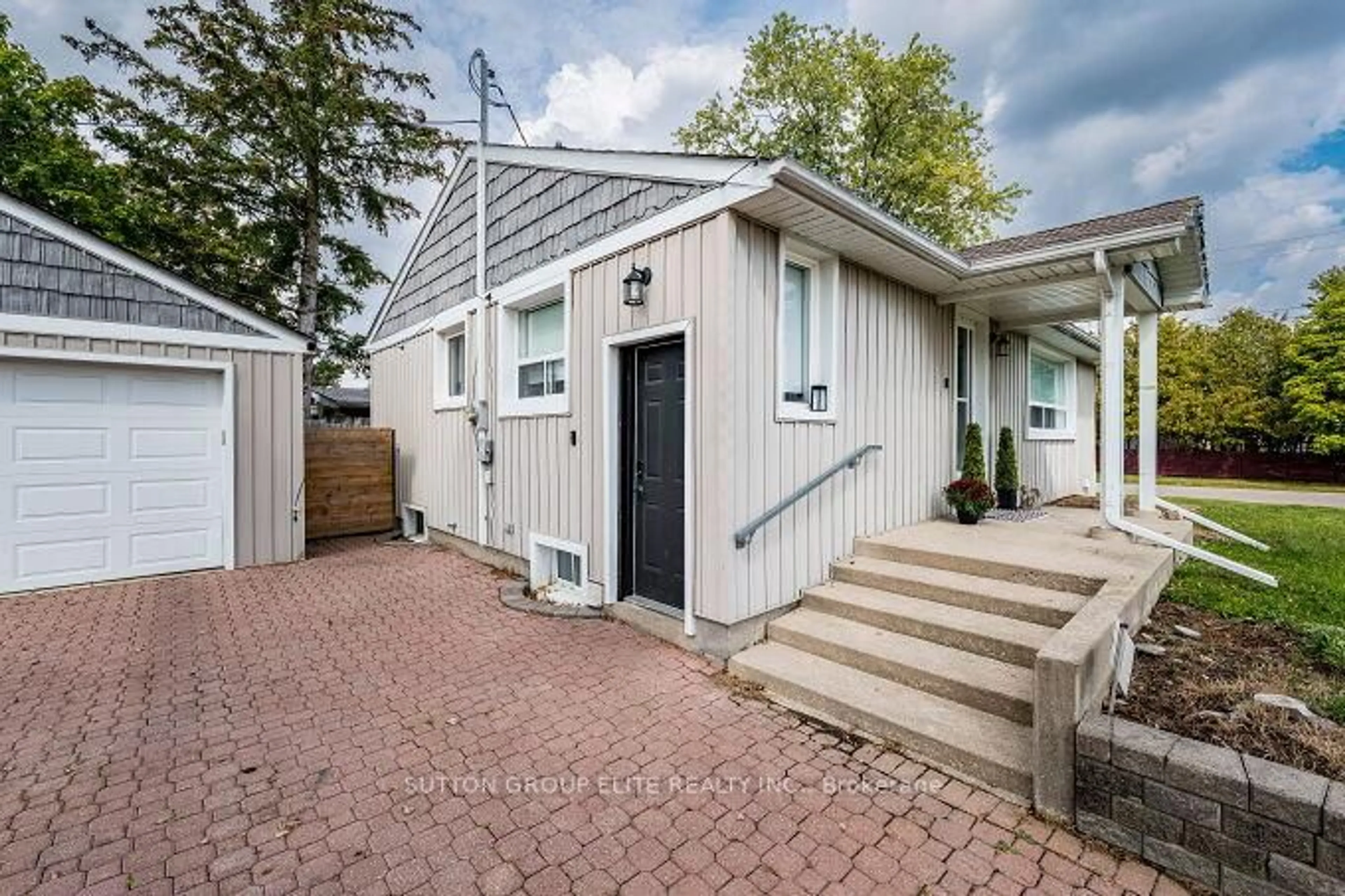 Home with vinyl exterior material, street for 107 Martha St, Caledon Ontario L7E 4X5