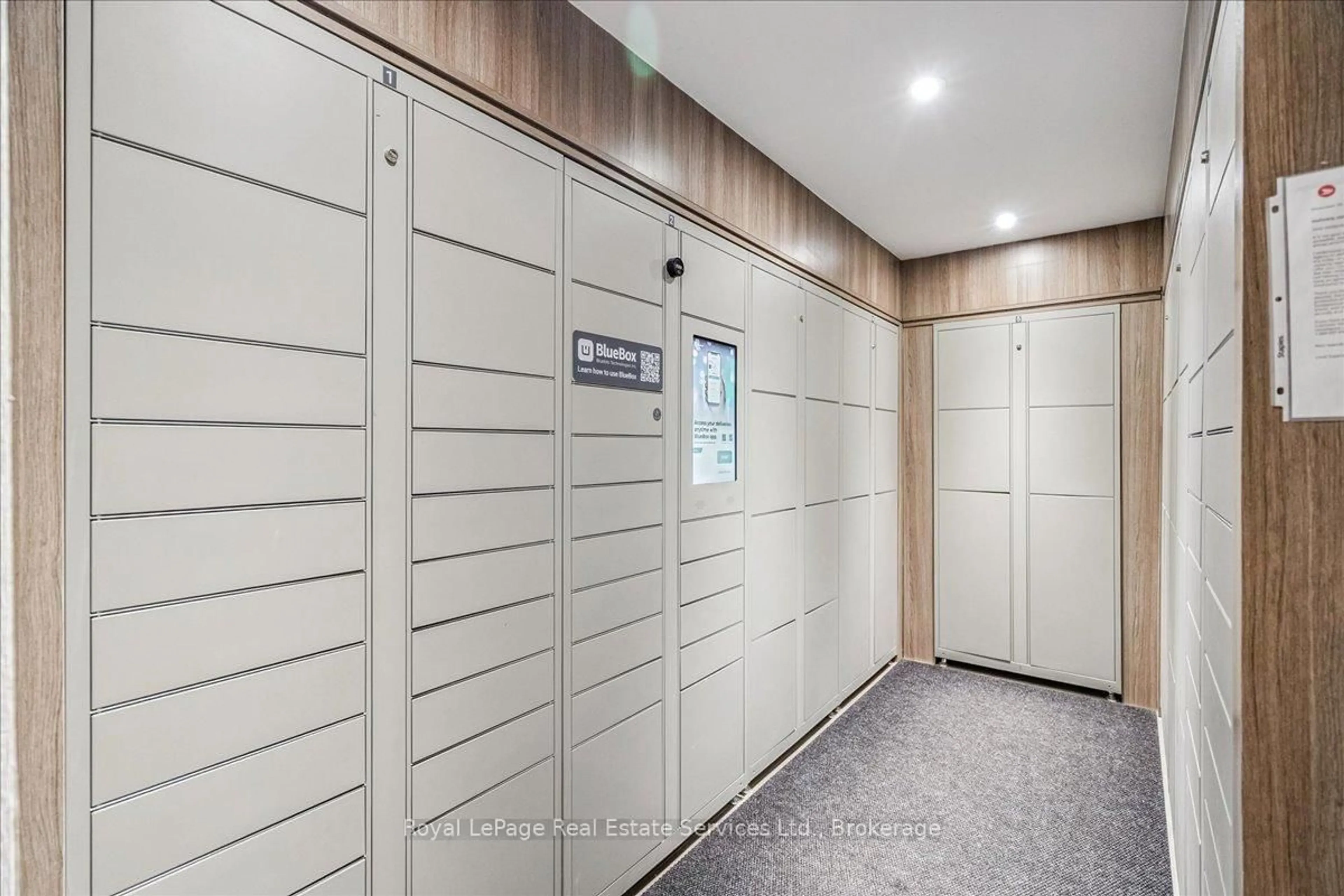 Indoor foyer for 966 Inverhouse Dr #812, Mississauga Ontario L5J 4B6