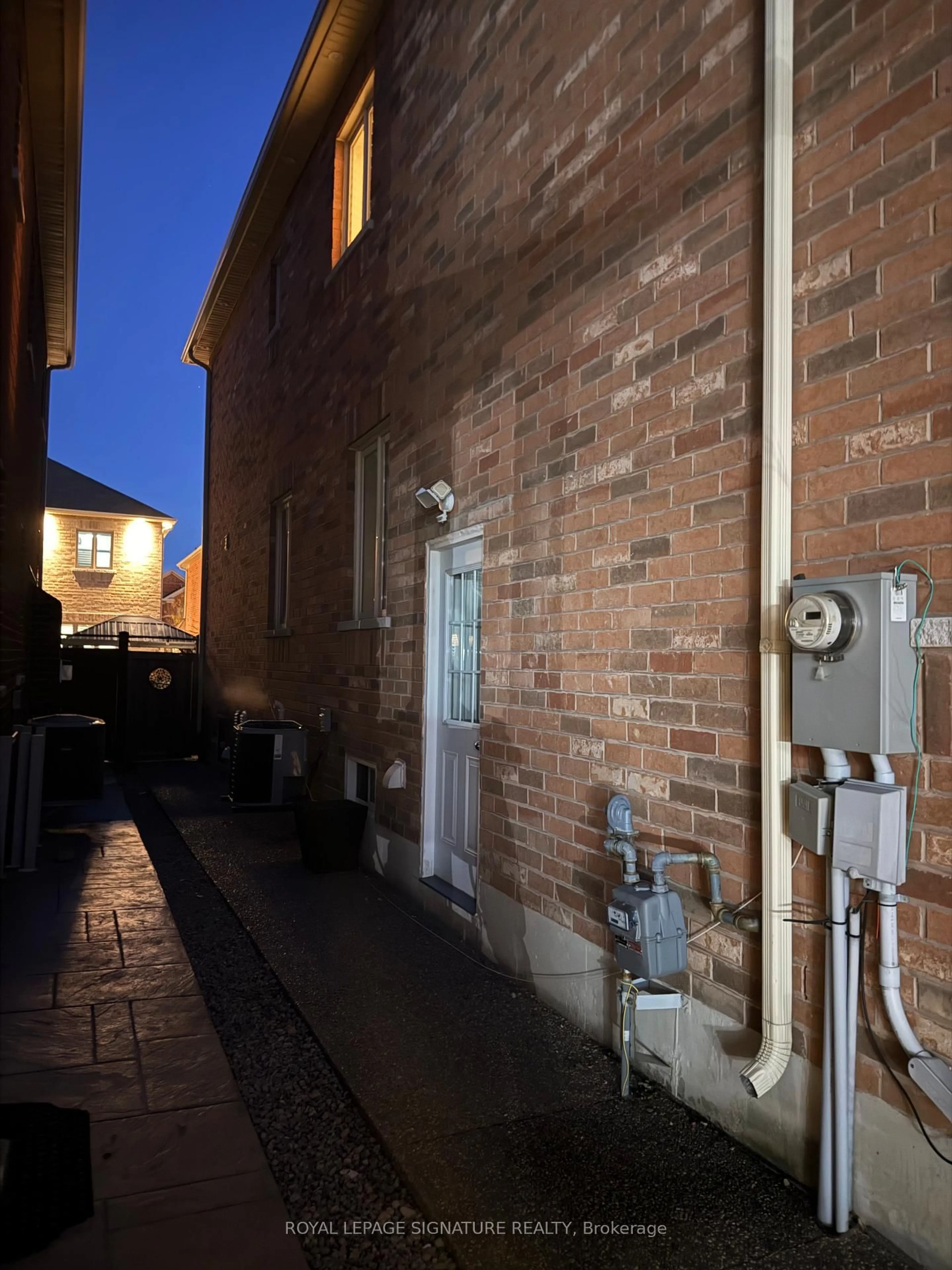 A pic from outside/outdoor area/front of a property/back of a property/a pic from drone, street for 5532 Ethan Dr, Mississauga Ontario L5M 0N2