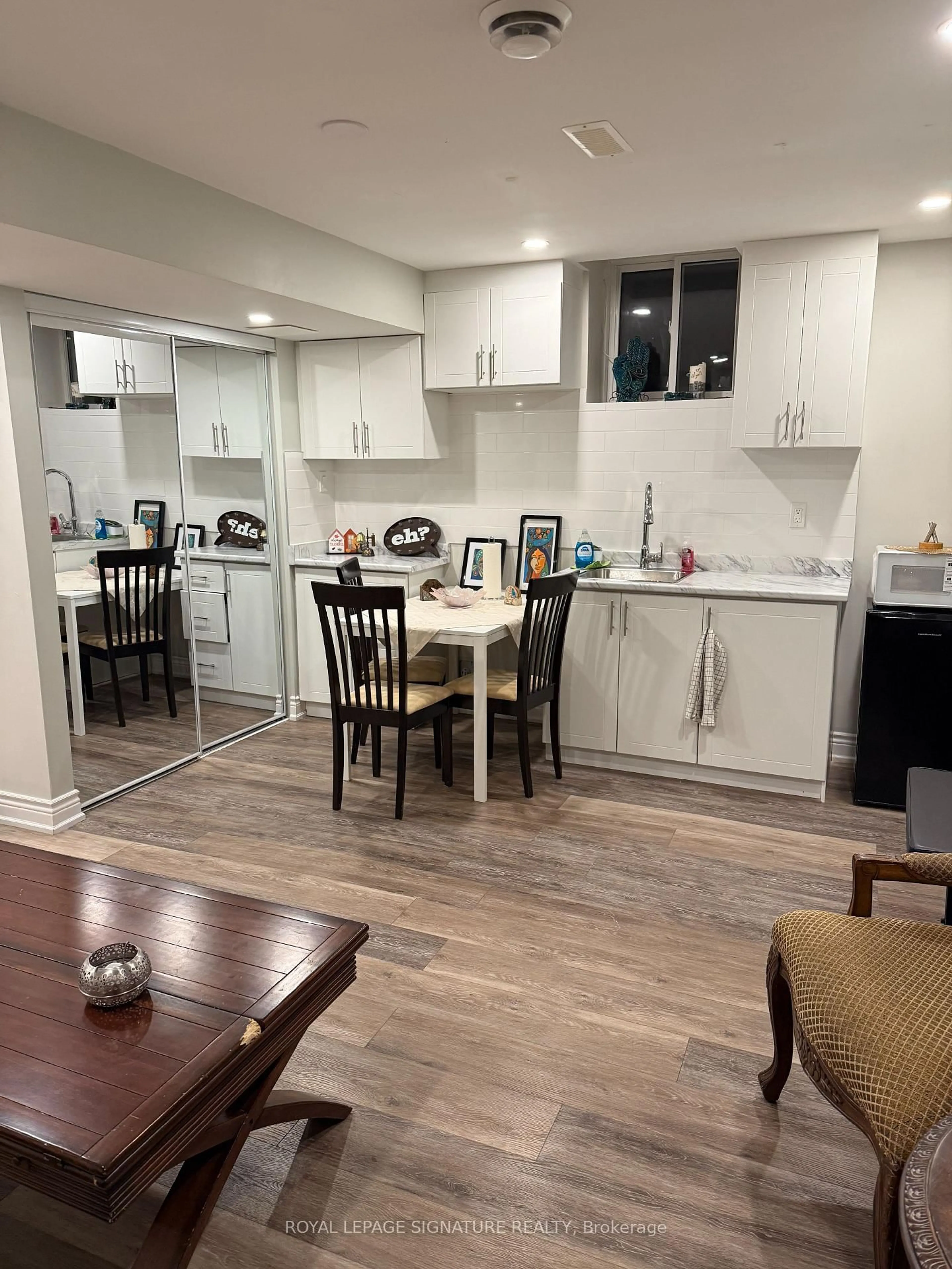 Open concept kitchen, wood/laminate floor for 5532 Ethan Dr, Mississauga Ontario L5M 0N2