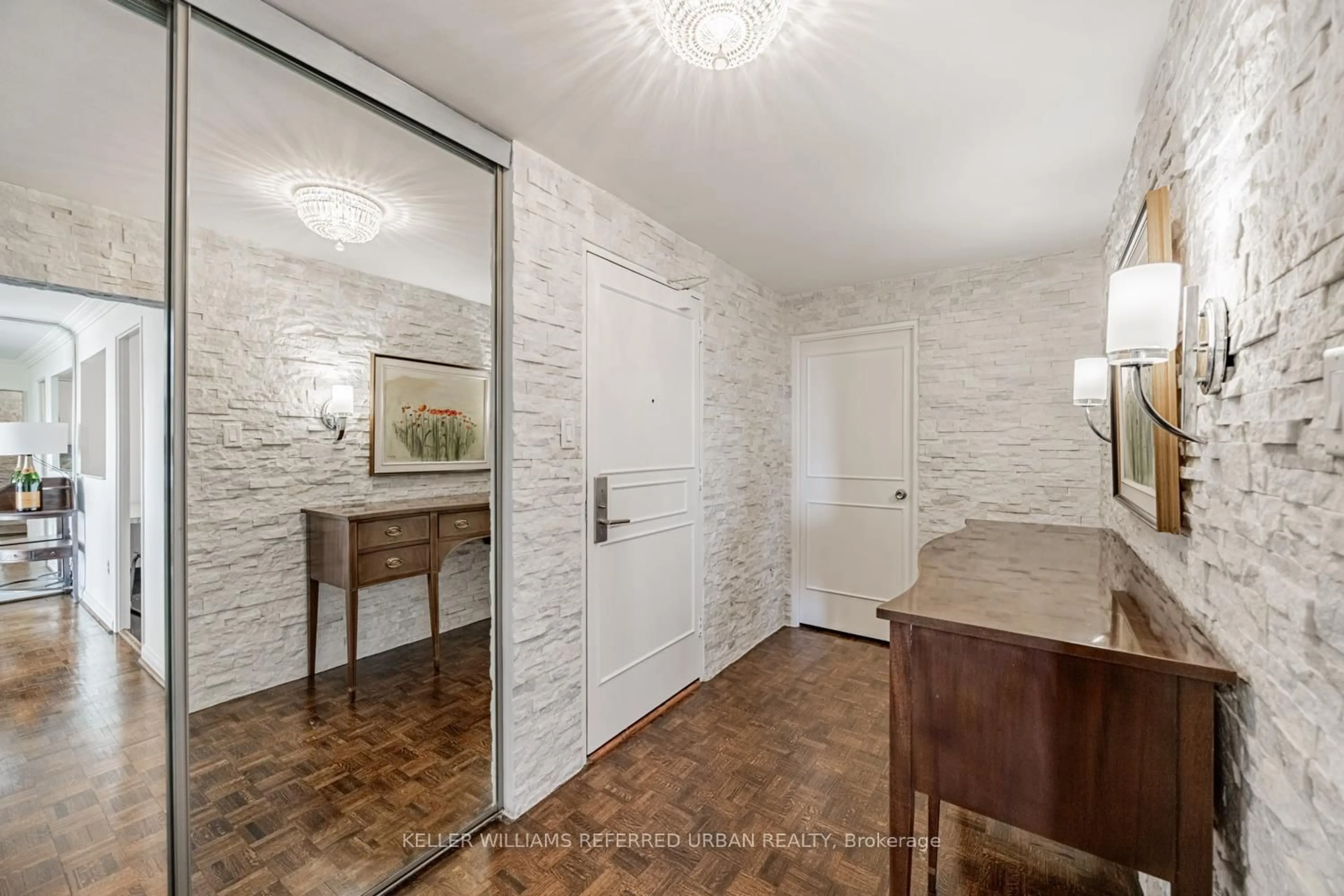 Indoor entryway for 1400 Dixie Rd #1409, Mississauga Ontario L5E 3E1