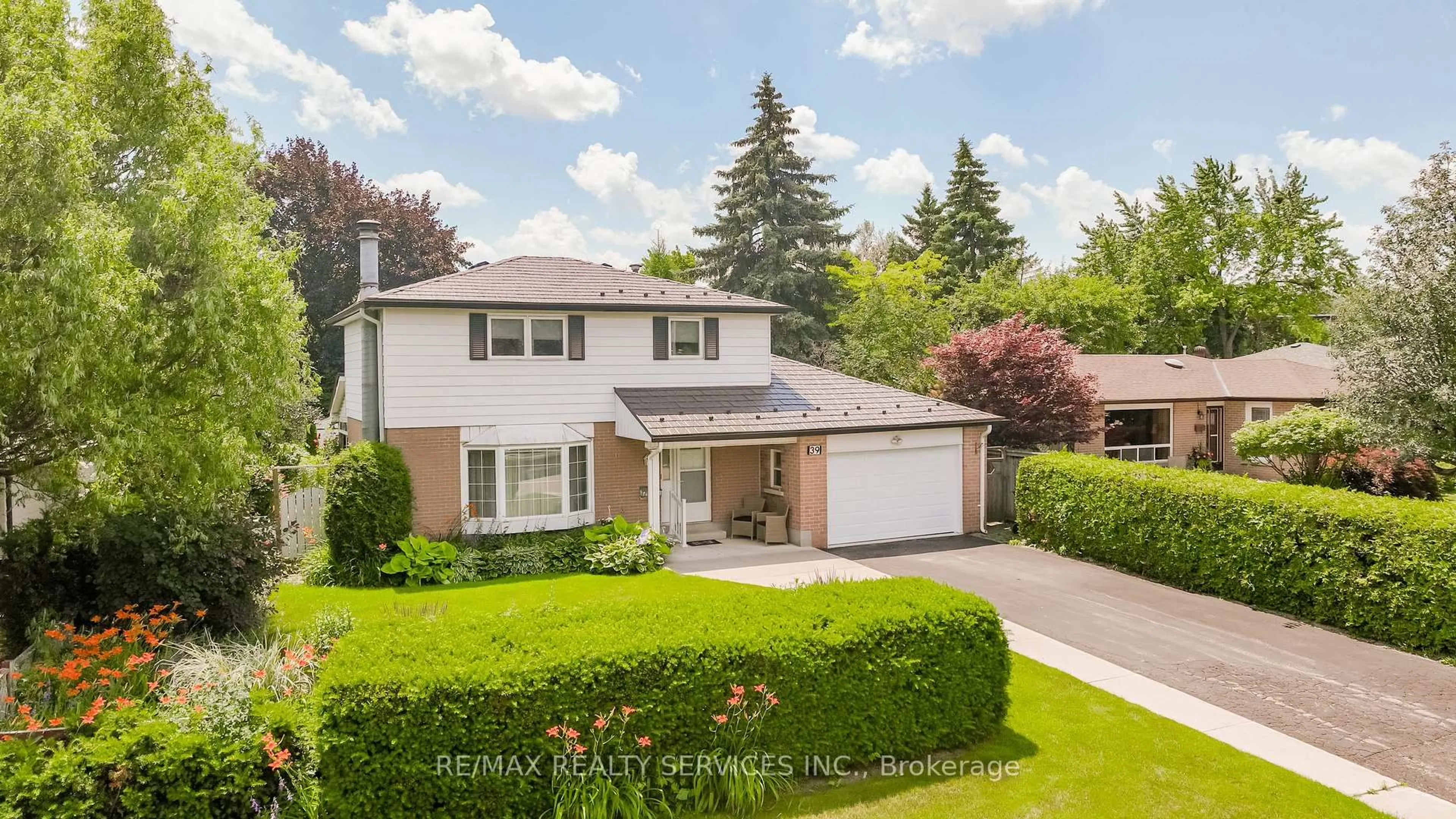 A pic from outside/outdoor area/front of a property/back of a property/a pic from drone, street for 39 Dunblaine Cres, Brampton Ontario L6T 3H1