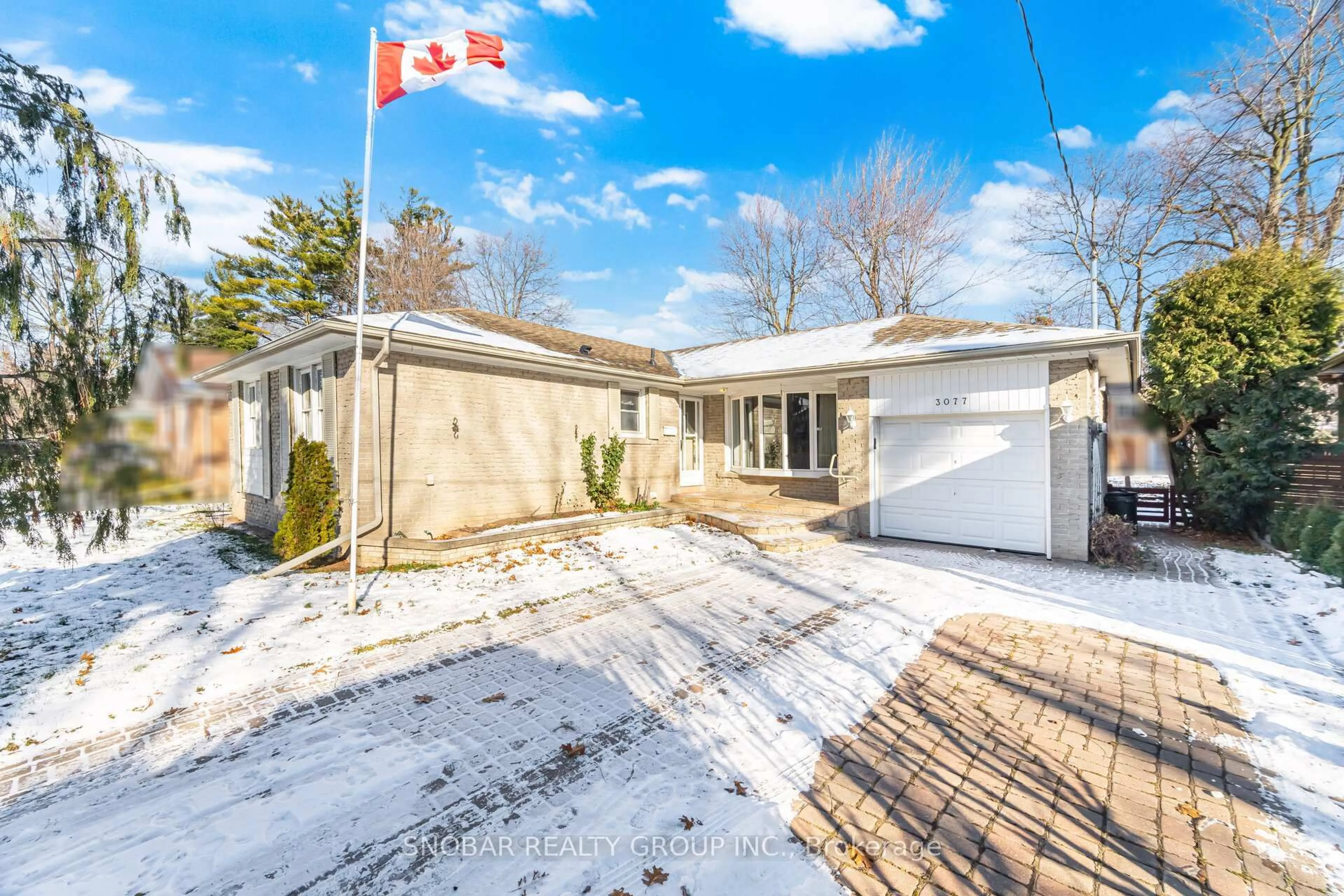 A pic from outside/outdoor area/front of a property/back of a property/a pic from drone, street for 3077 O'hagan Dr, Mississauga Ontario L5C 2C4