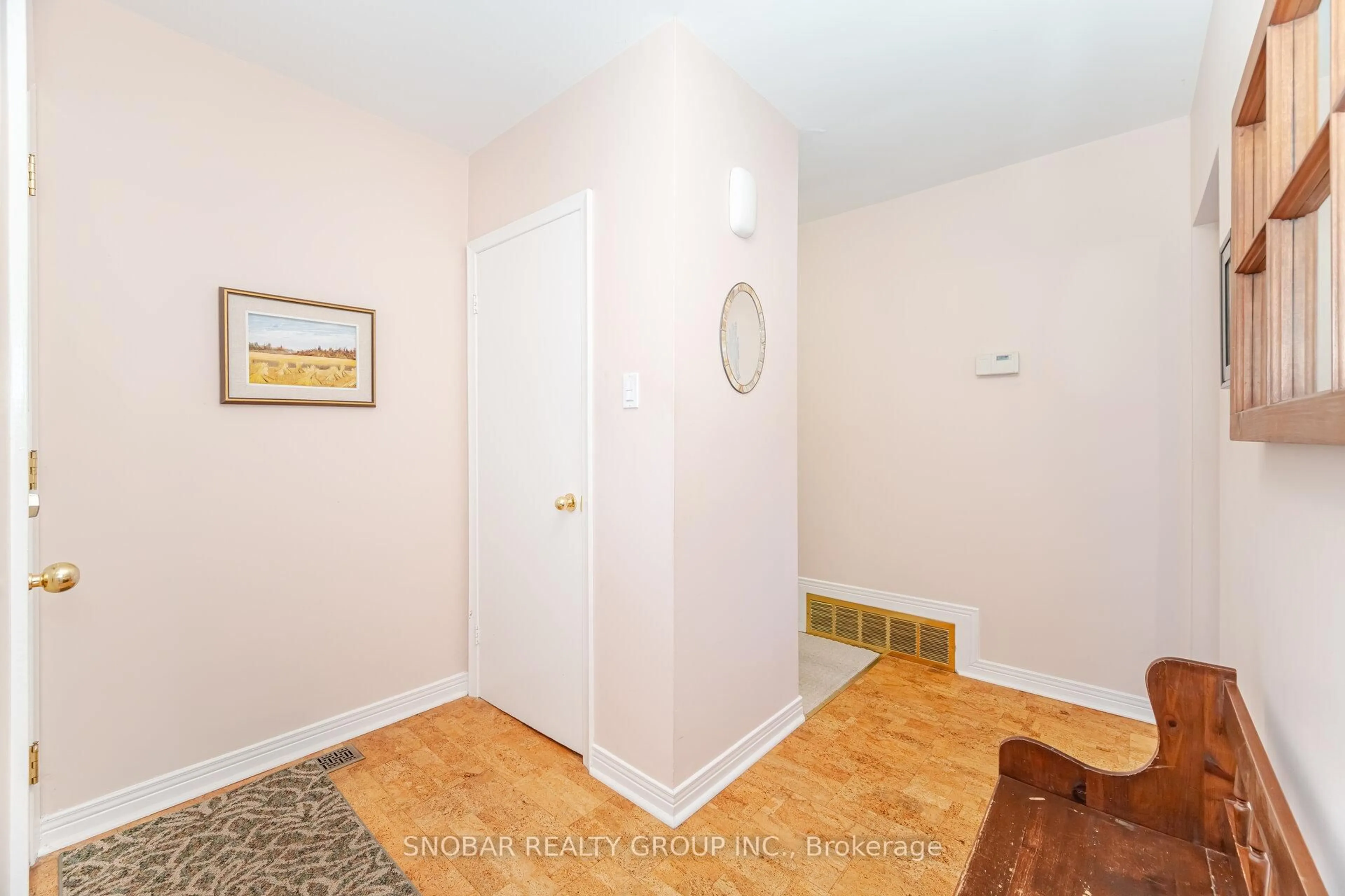 Indoor entryway for 3077 O'hagan Dr, Mississauga Ontario L5C 2C4