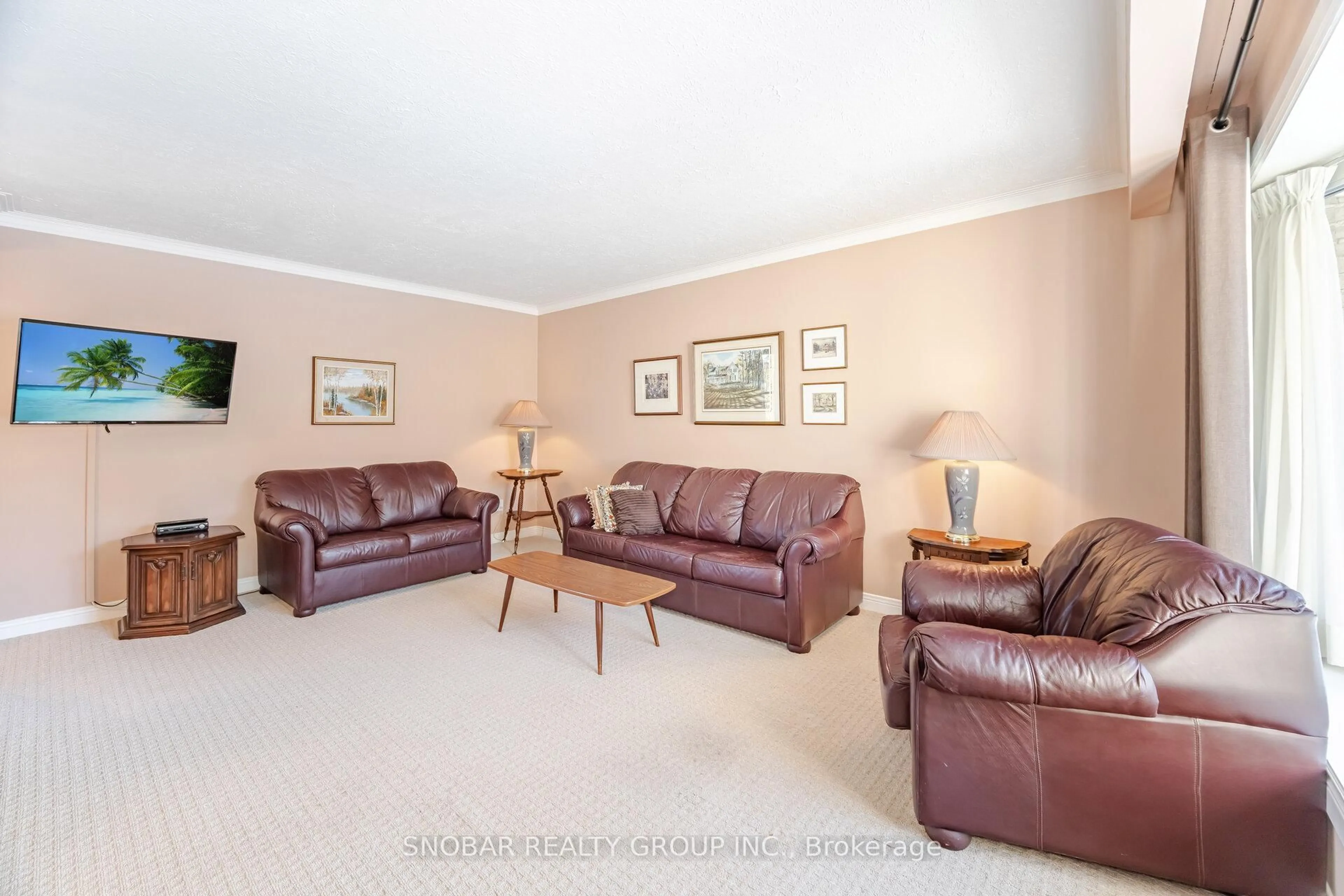Living room with furniture, carpet floor for 3077 O'hagan Dr, Mississauga Ontario L5C 2C4