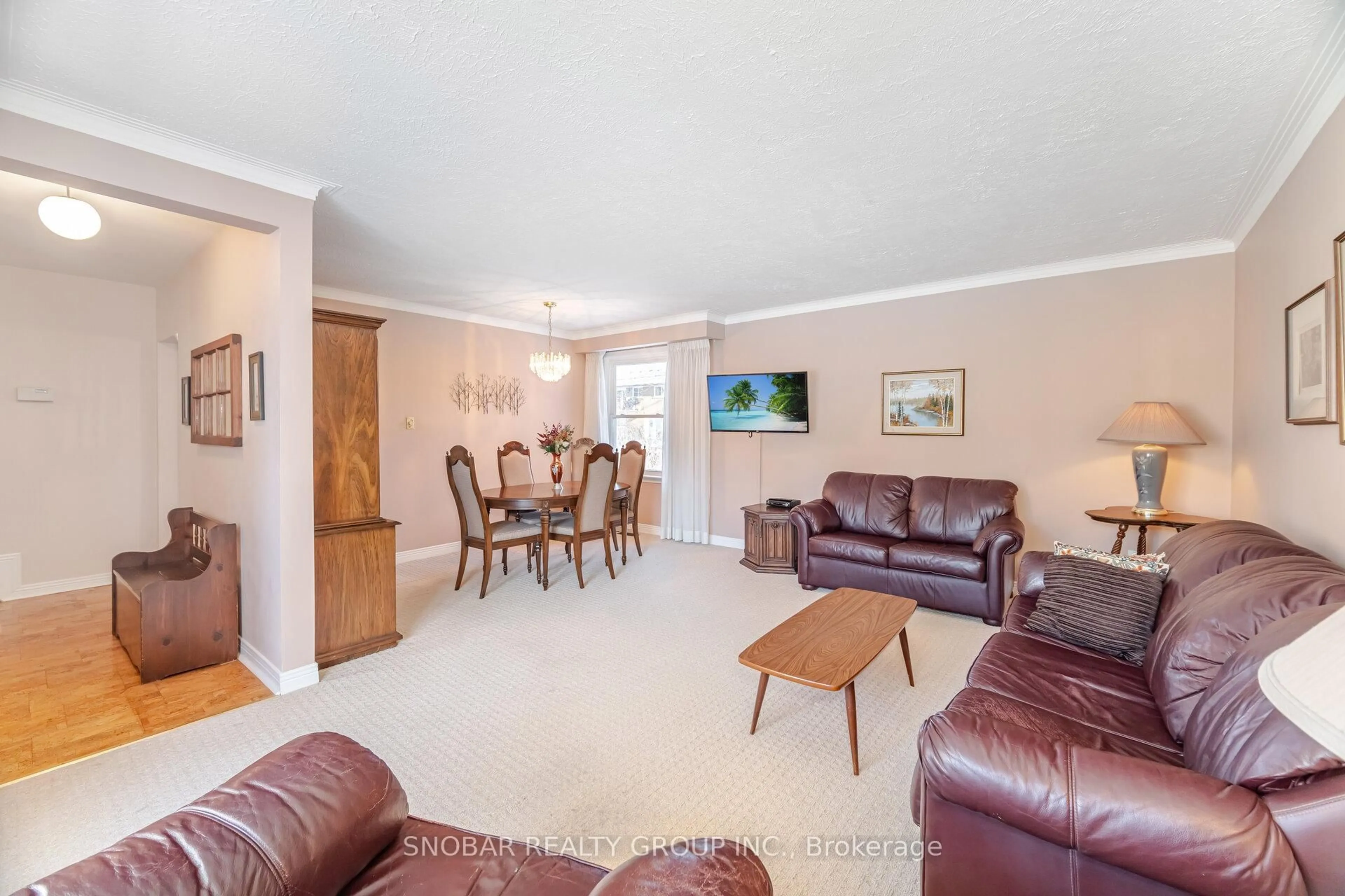 Living room with furniture, unknown for 3077 O'hagan Dr, Mississauga Ontario L5C 2C4