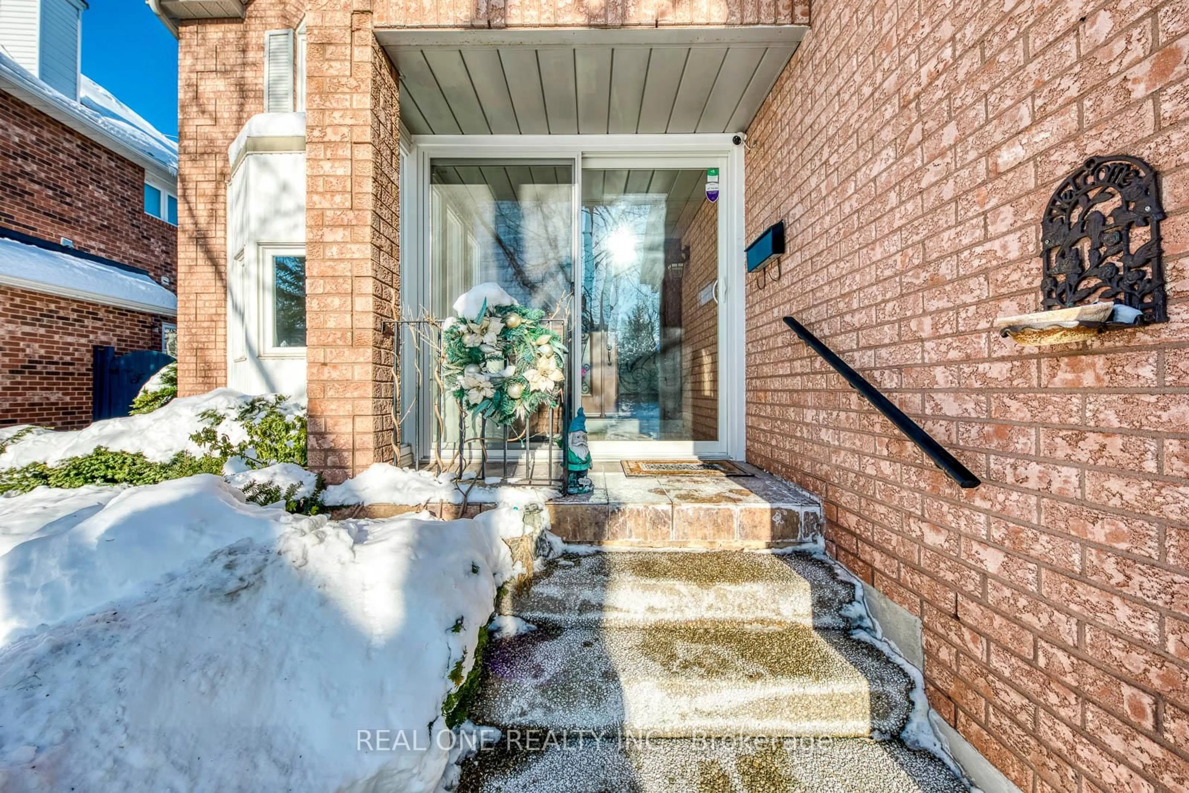 Indoor entryway for 343 Northwood Dr, Oakville Ontario L6M 1M8