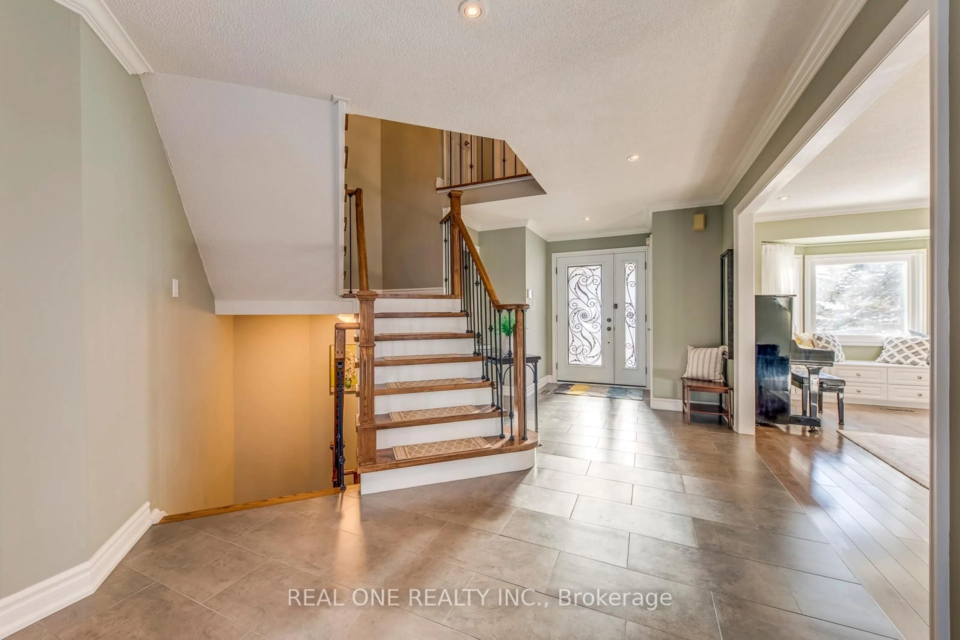 Indoor entryway for 343 Northwood Dr, Oakville Ontario L6M 1M8