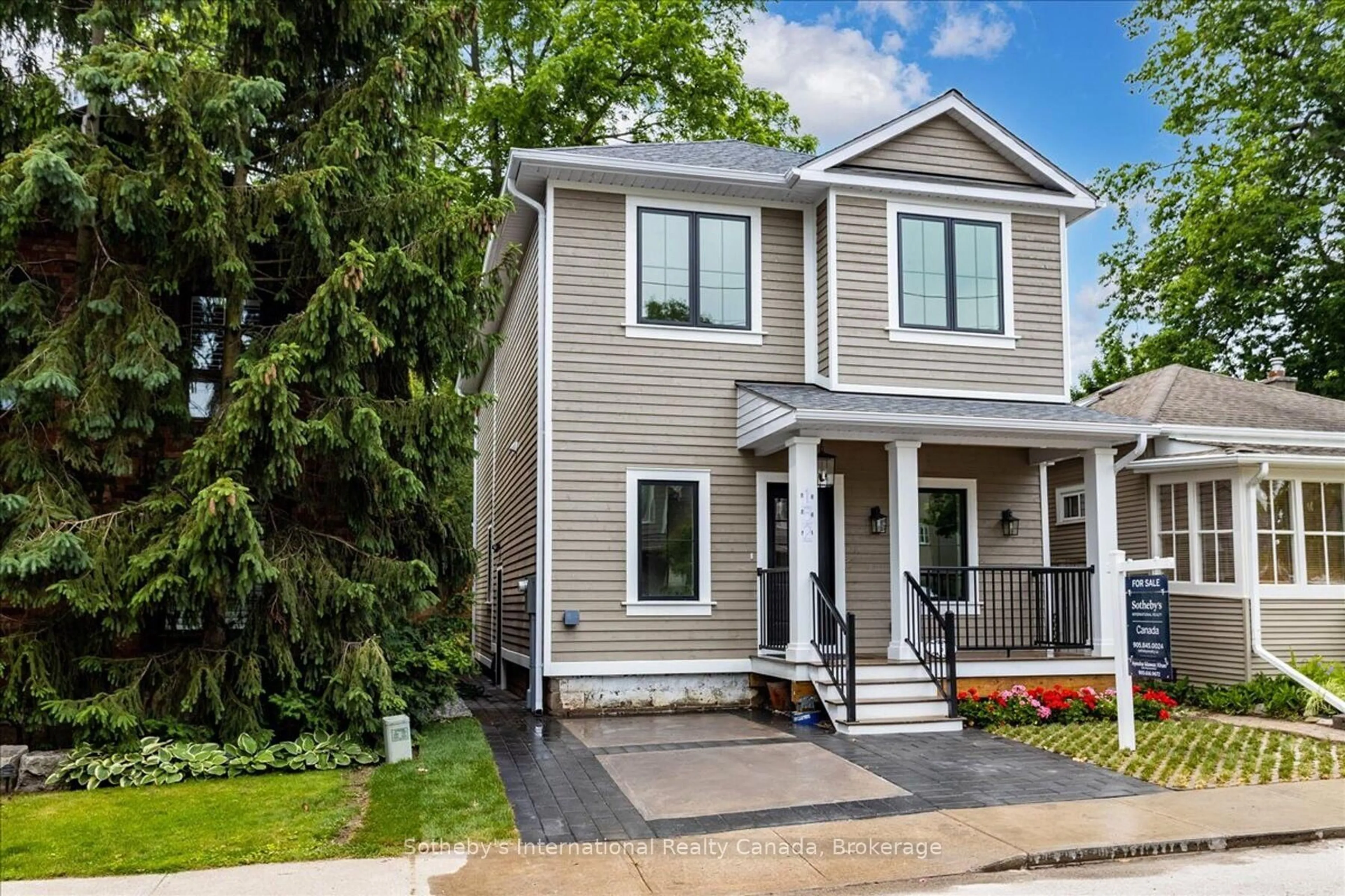 Home with vinyl exterior material, street for 152 Chisholm St, Oakville Ontario L6K 3J4