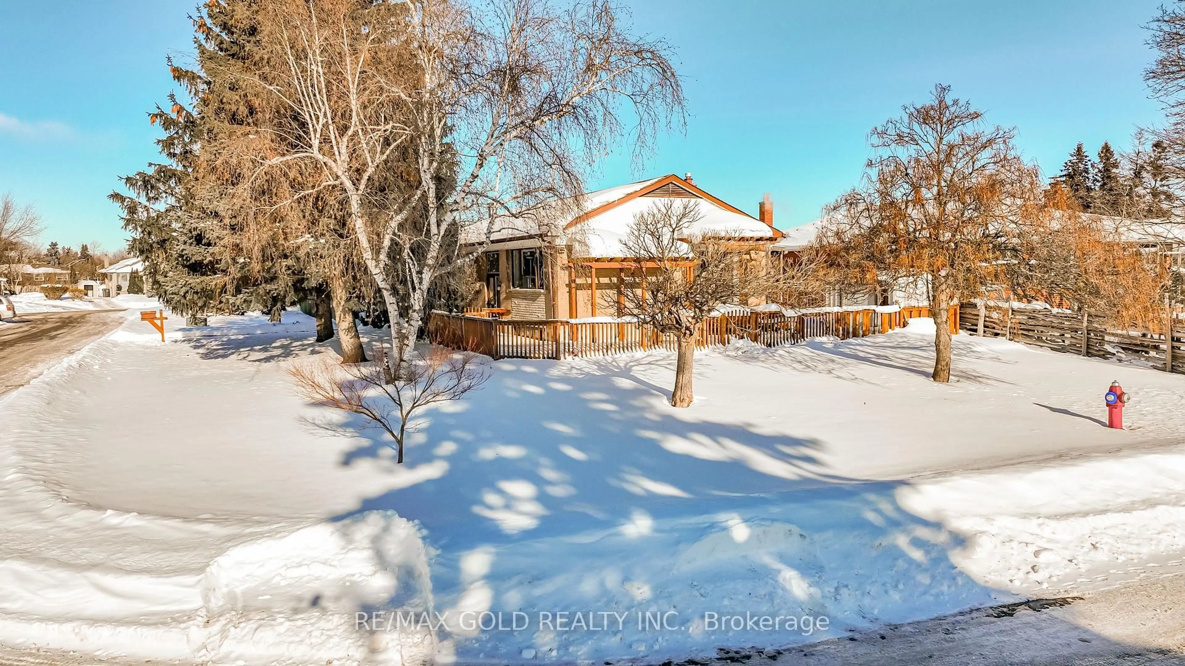 A pic from outside/outdoor area/front of a property/back of a property/a pic from drone, street for 39 Epsom Downs Dr, Brampton Ontario L6T 1Y8