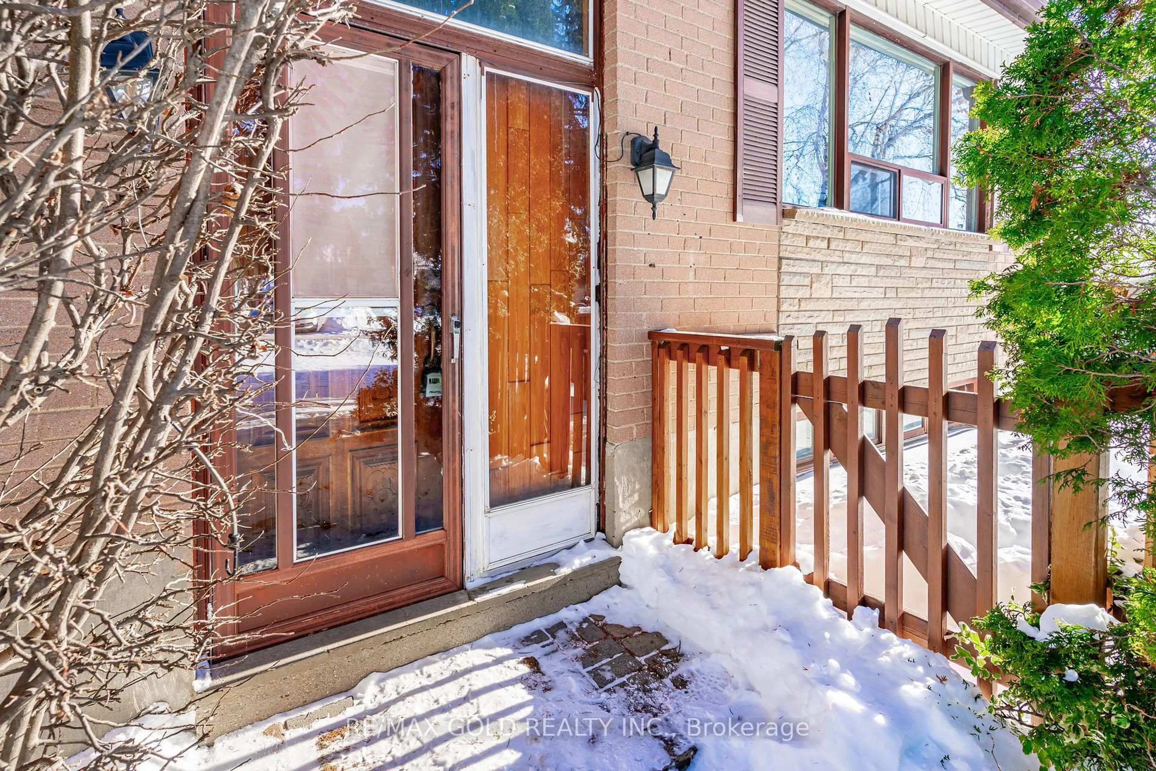 Indoor entryway for 39 Epsom Downs Dr, Brampton Ontario L6T 1Y8