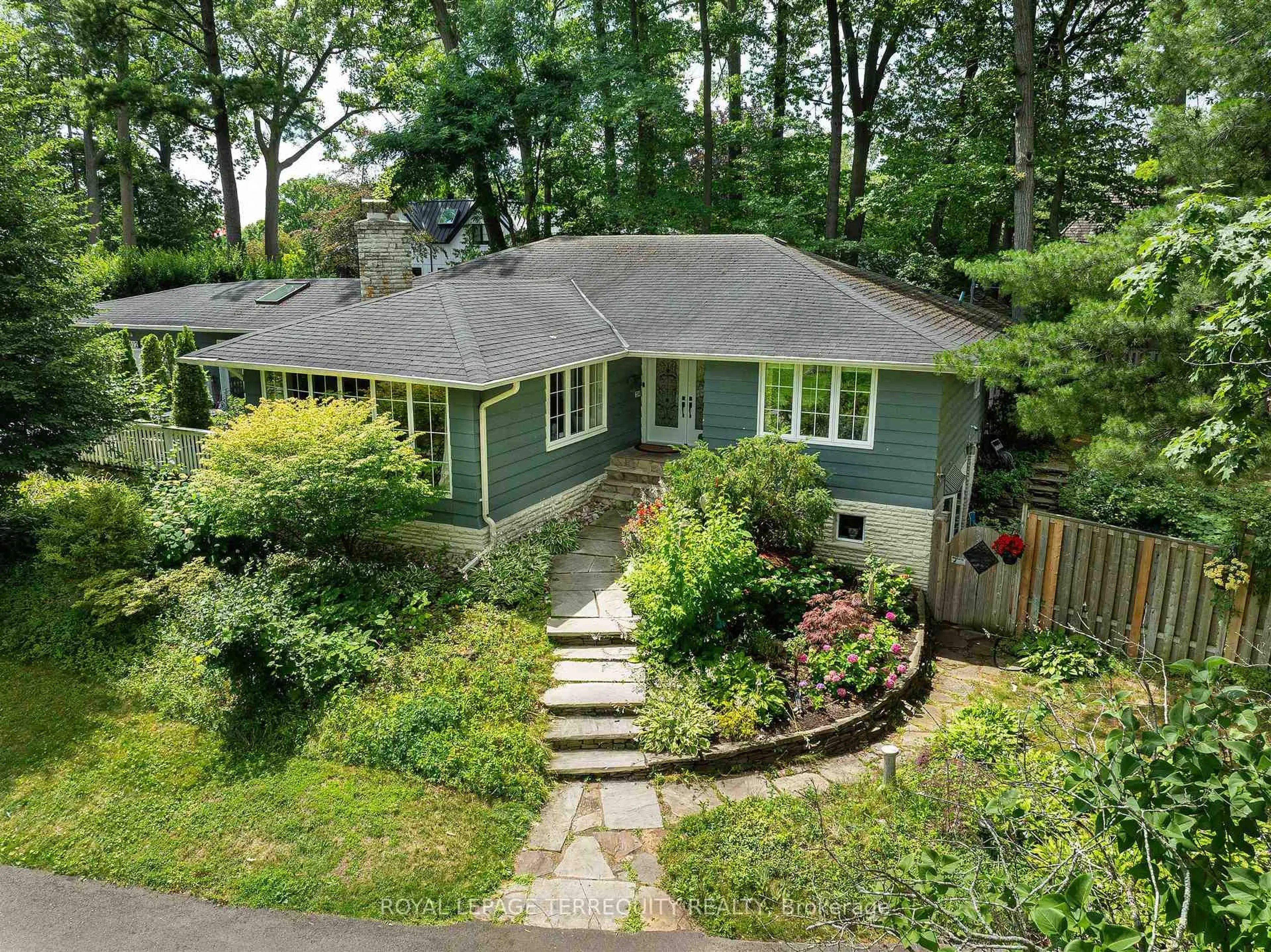 A pic from outside/outdoor area/front of a property/back of a property/a pic from drone, street for 1412 Glenwood Dr, Mississauga Ontario L5G 2X1