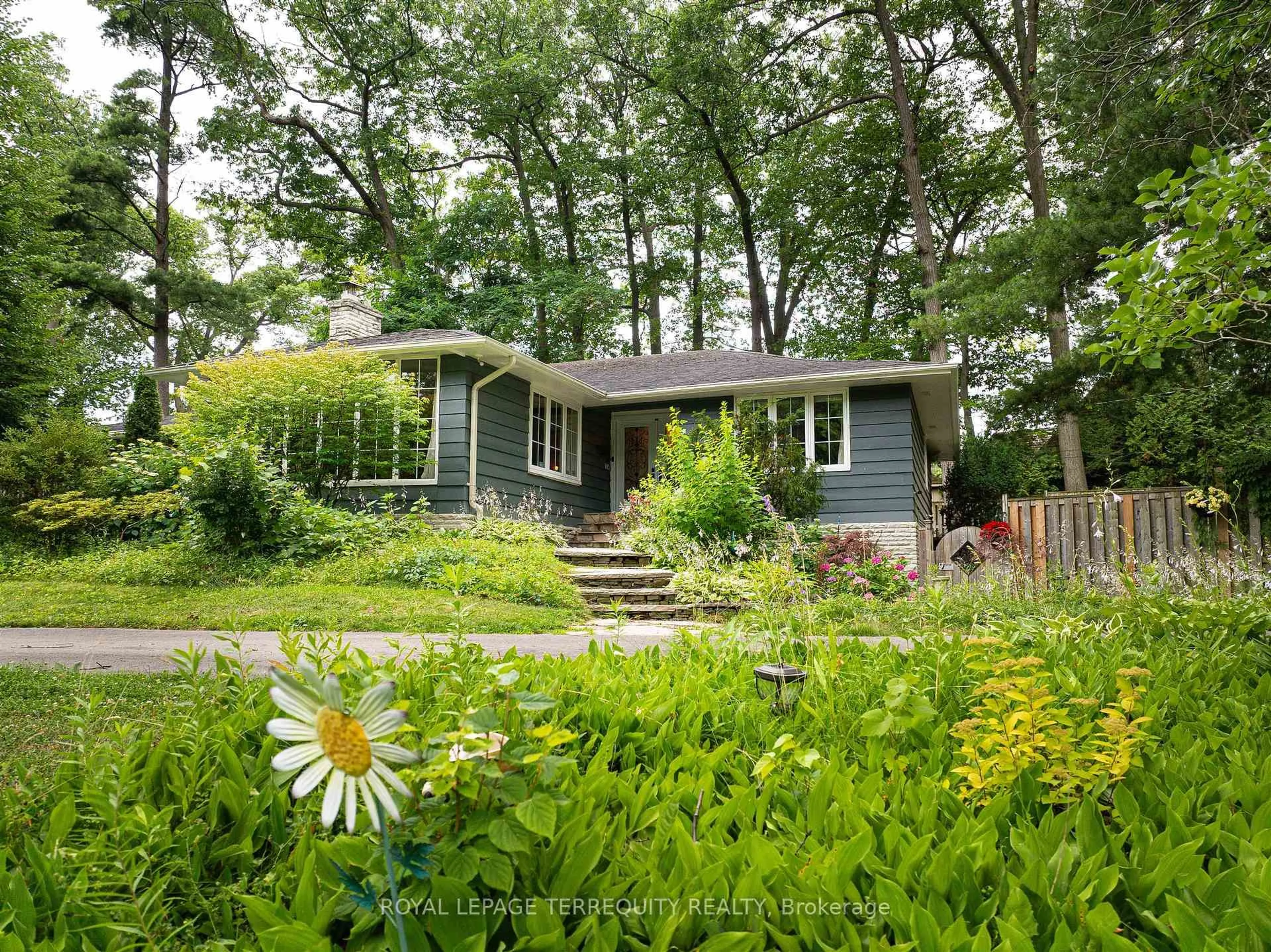 Home with vinyl exterior material, street for 1412 Glenwood Dr, Mississauga Ontario L5G 2X1