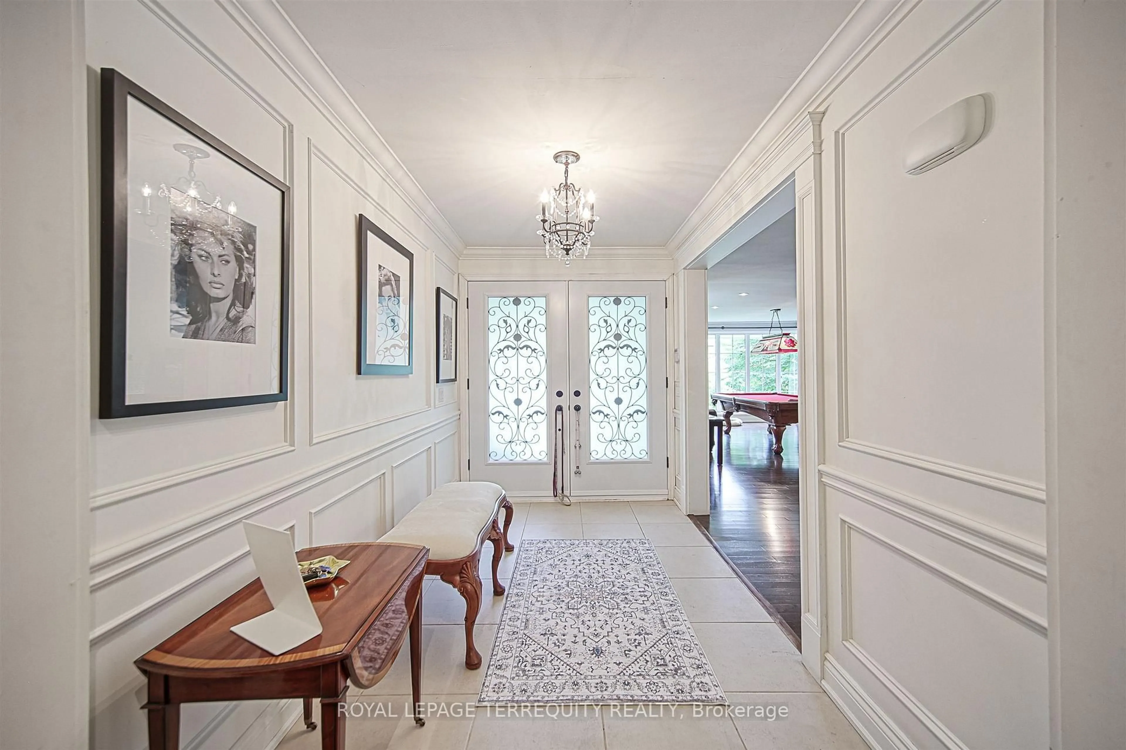 Indoor entryway for 1412 Glenwood Dr, Mississauga Ontario L5G 2X1