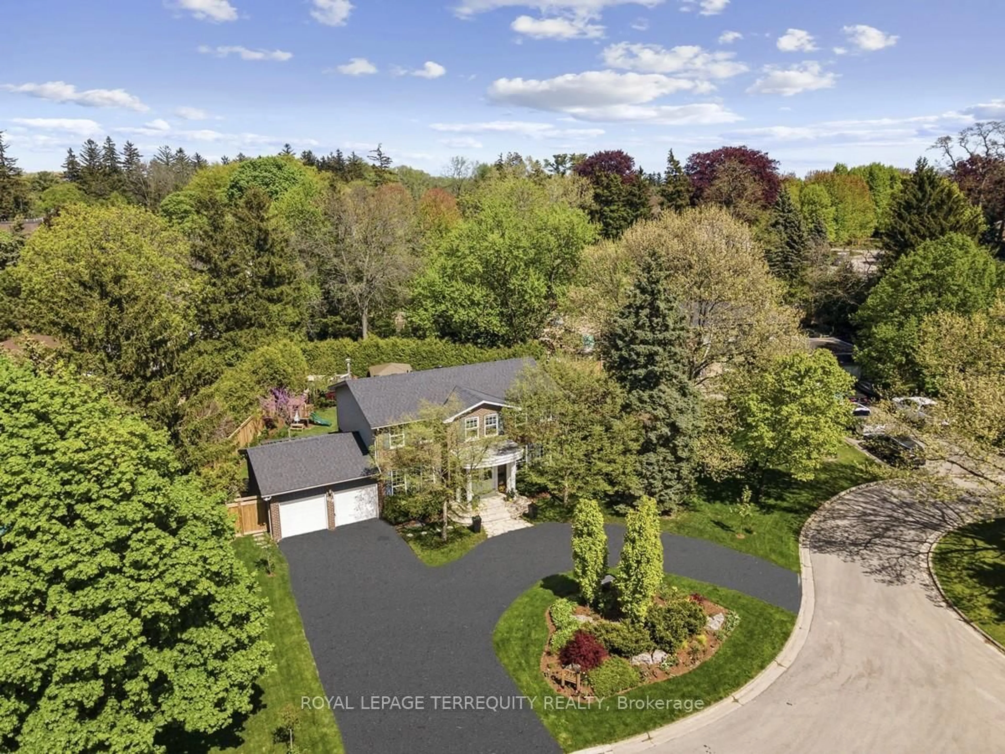 A pic from outside/outdoor area/front of a property/back of a property/a pic from drone, street for 219 Valleyview Crt, Oakville Ontario L6L 5H9