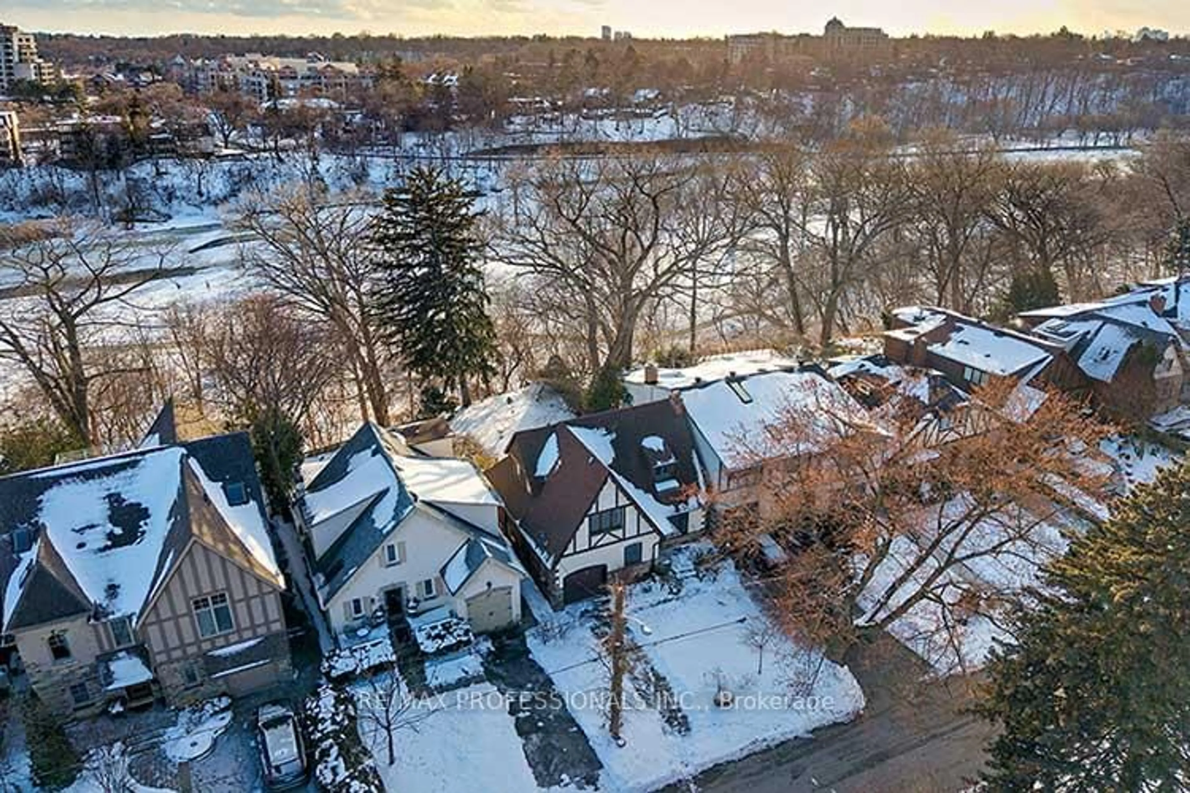 A pic from outside/outdoor area/front of a property/back of a property/a pic from drone, unknown for 87 Humberview Rd, Toronto Ontario M6S 1W9