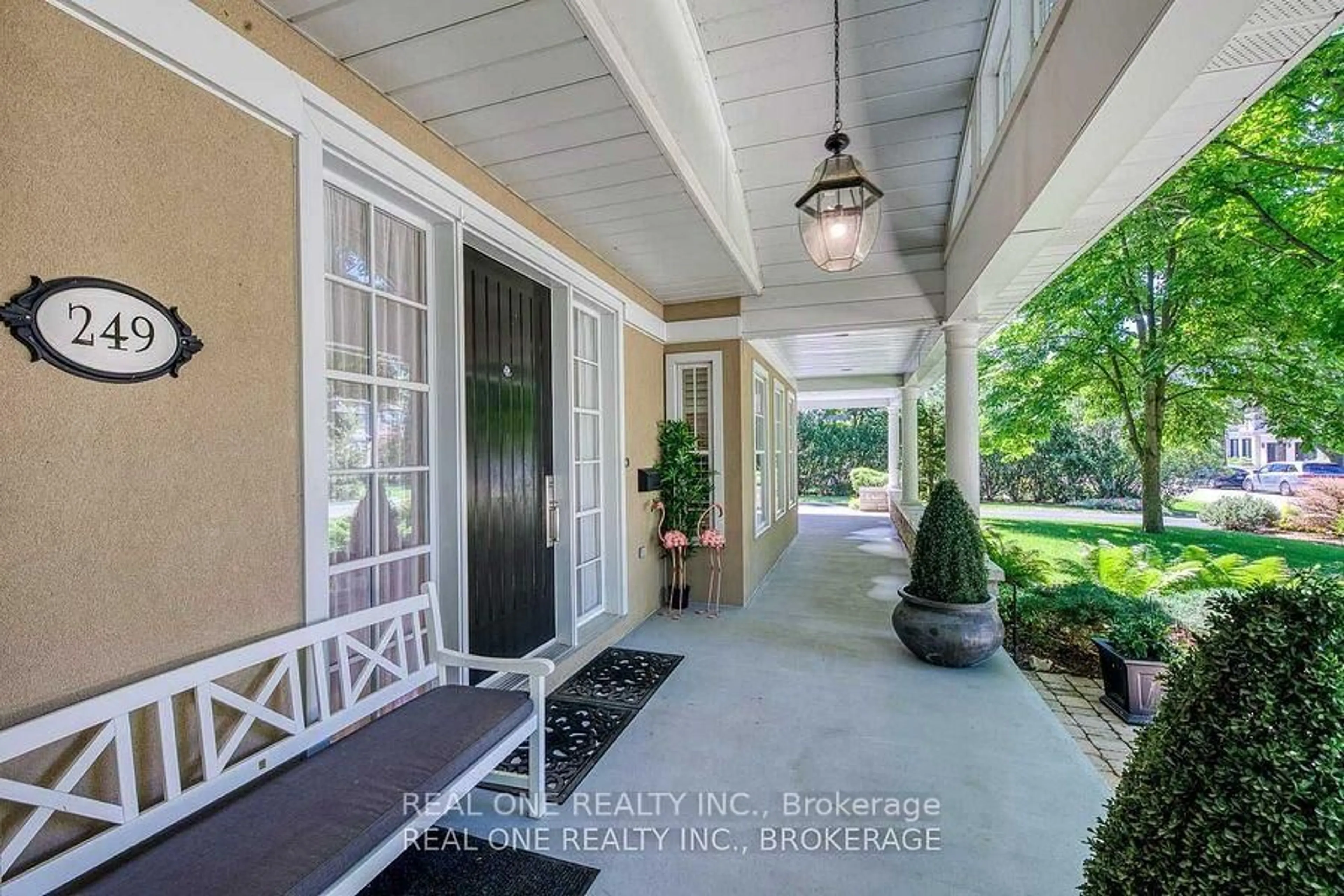 Indoor entryway for 249 Poplar Dr, Oakville Ontario L6J 4C7