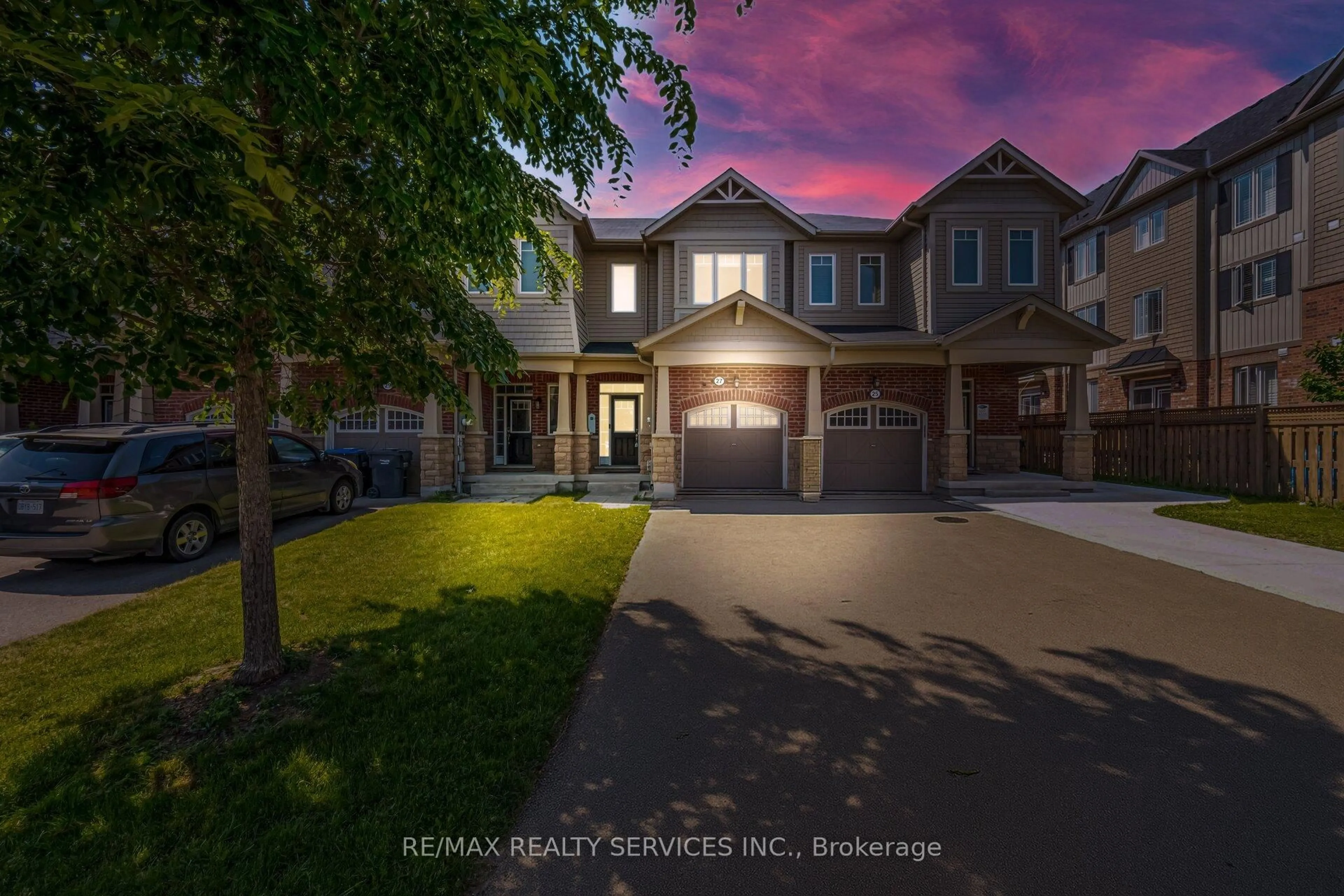 A pic from outside/outdoor area/front of a property/back of a property/a pic from drone, street for 27 Phyllis Dr, Caledon Ontario L7C 4E3