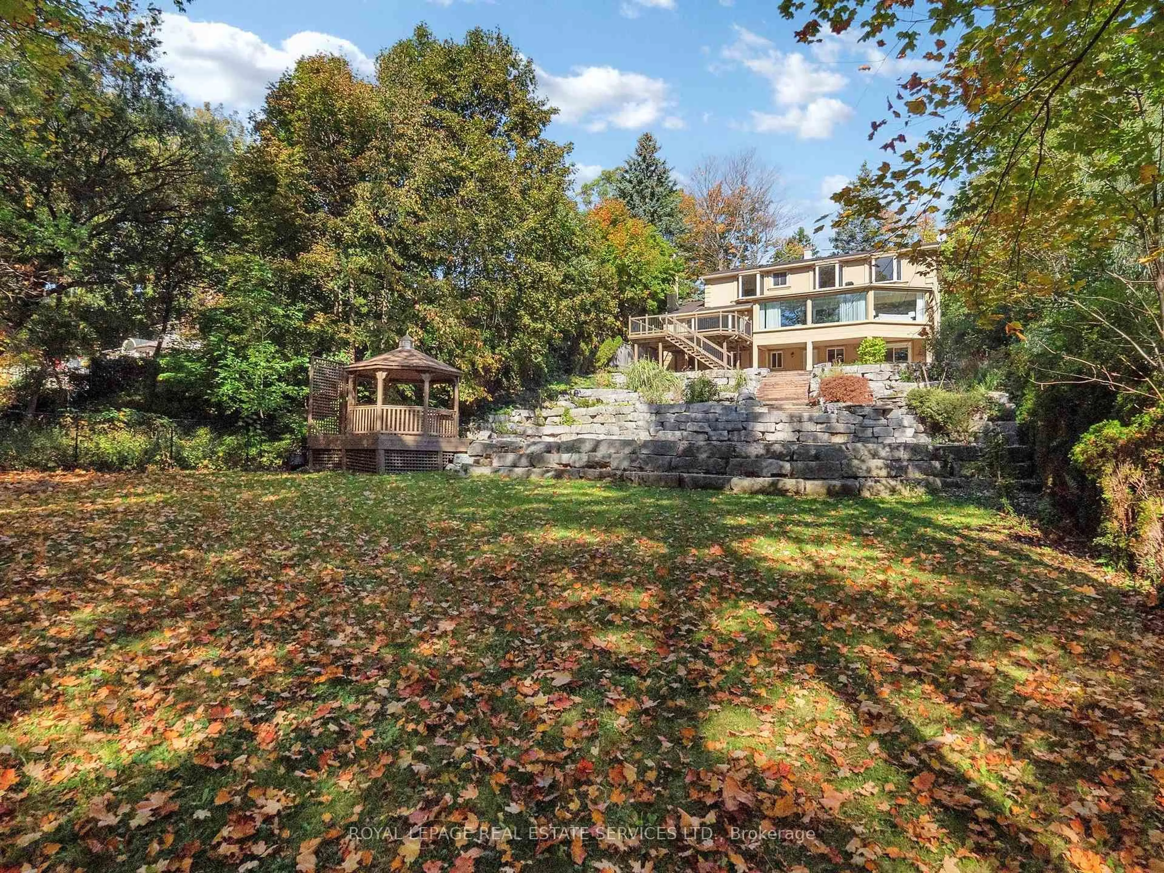 A pic from outside/outdoor area/front of a property/back of a property/a pic from drone, forest/trees view for 3278 Credit Heights Dr, Mississauga Ontario L5C 2L7