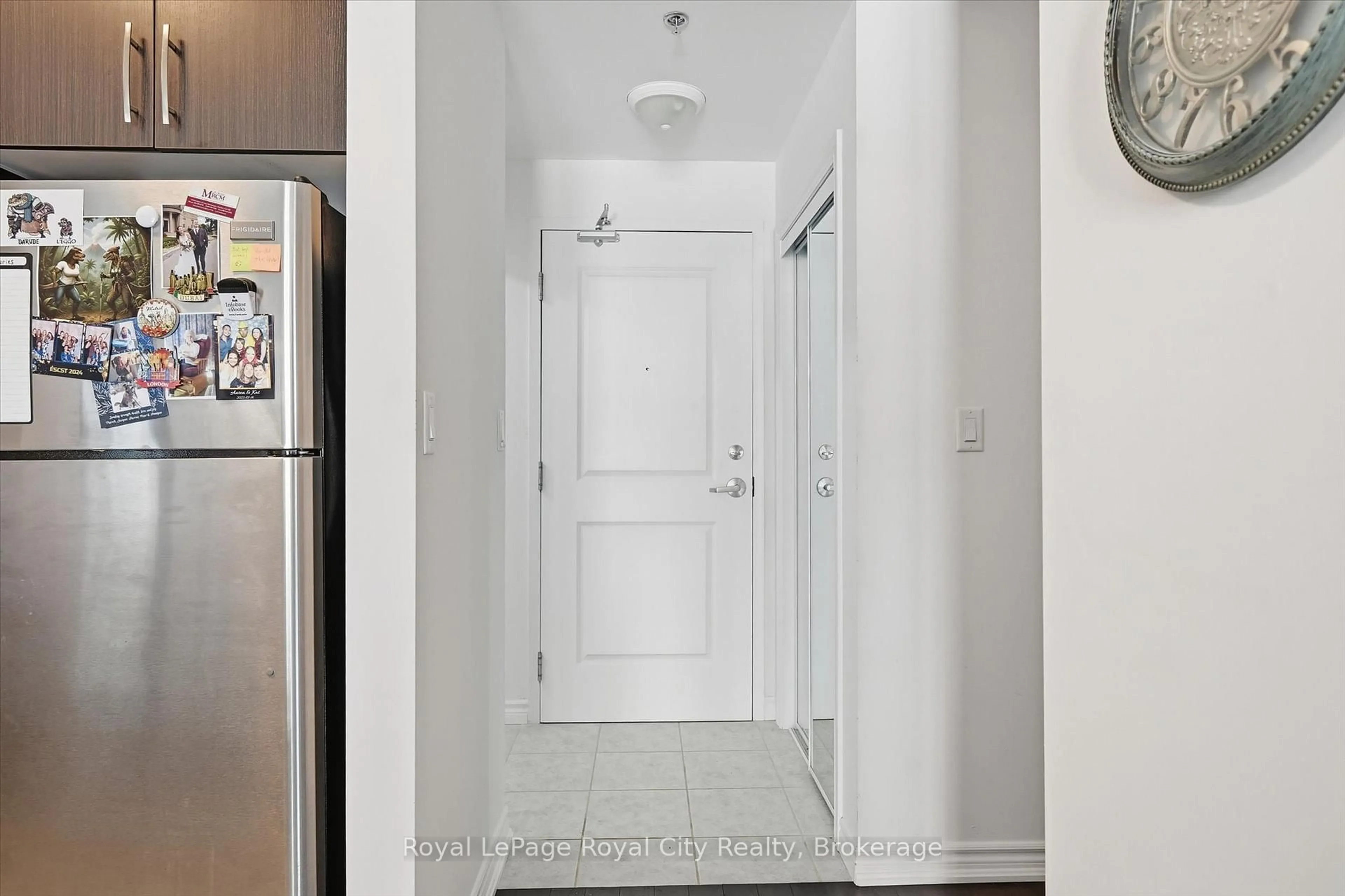 Indoor entryway for 5317 Upper Middle Rd #221, Burlington Ontario L7L 0G8