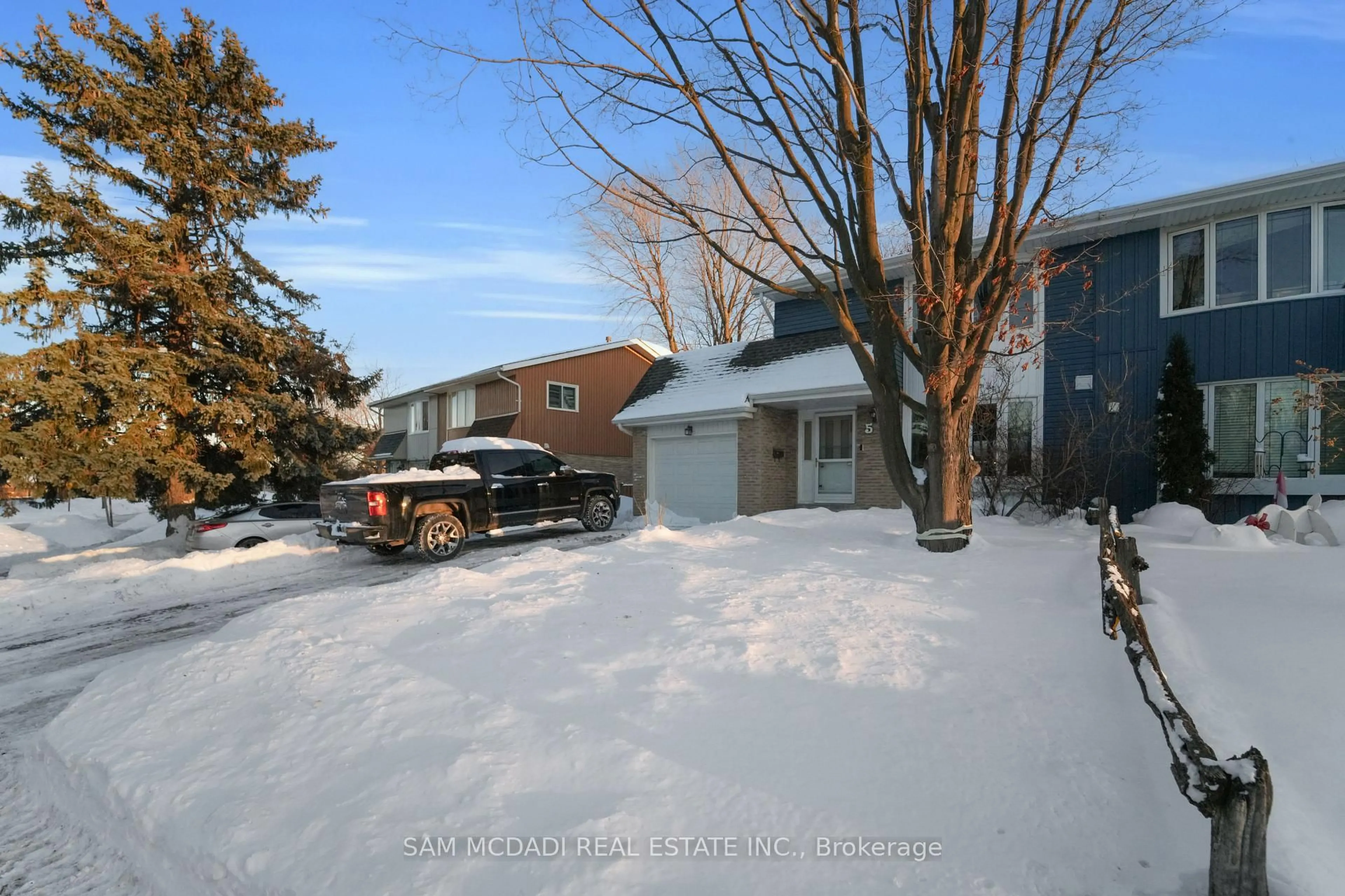 A pic from outside/outdoor area/front of a property/back of a property/a pic from drone, street for 5 Bow River Cres, Mississauga Ontario L5N 1J1