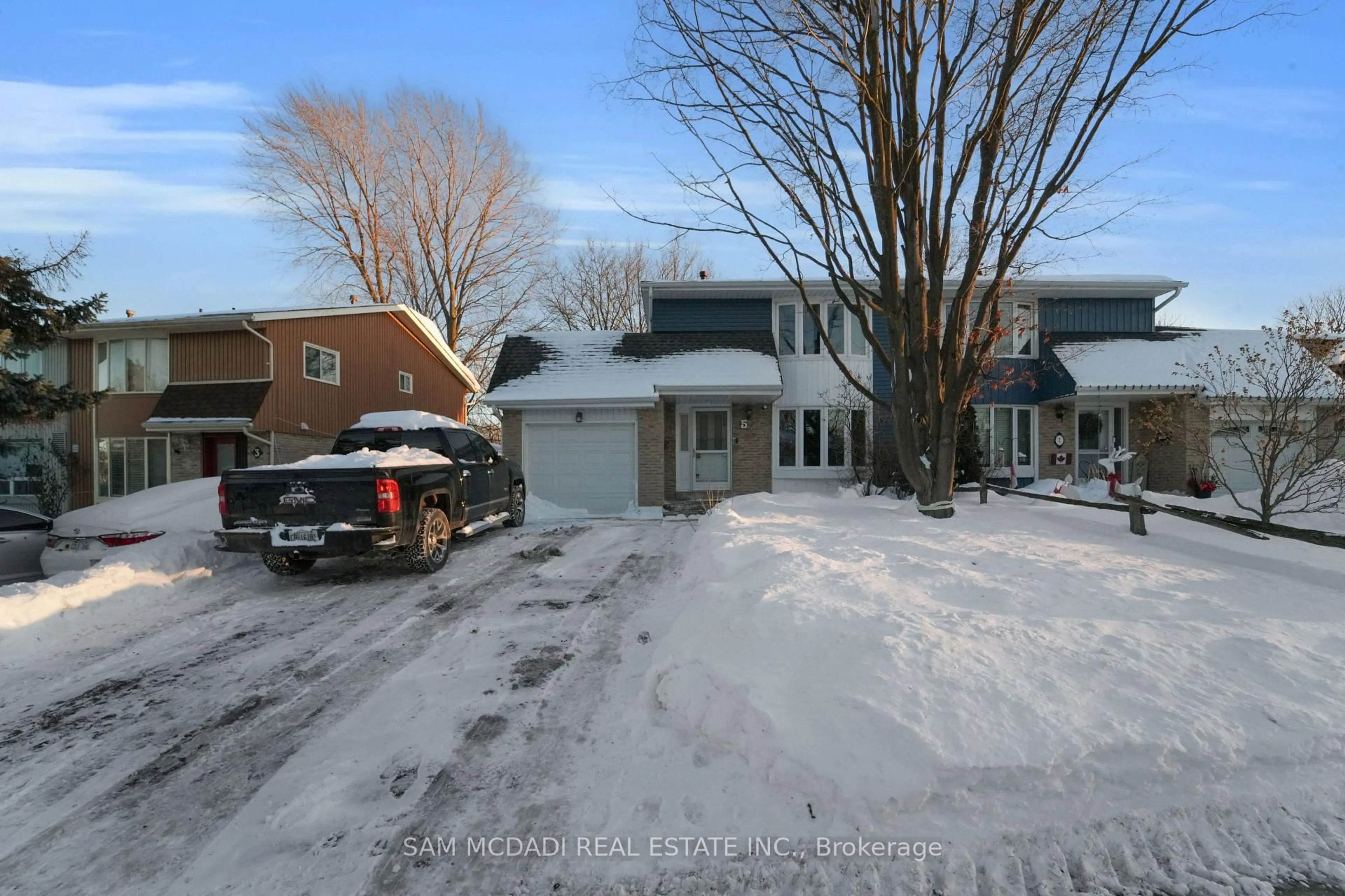 A pic from outside/outdoor area/front of a property/back of a property/a pic from drone, street for 5 Bow River Cres, Mississauga Ontario L5N 1J1