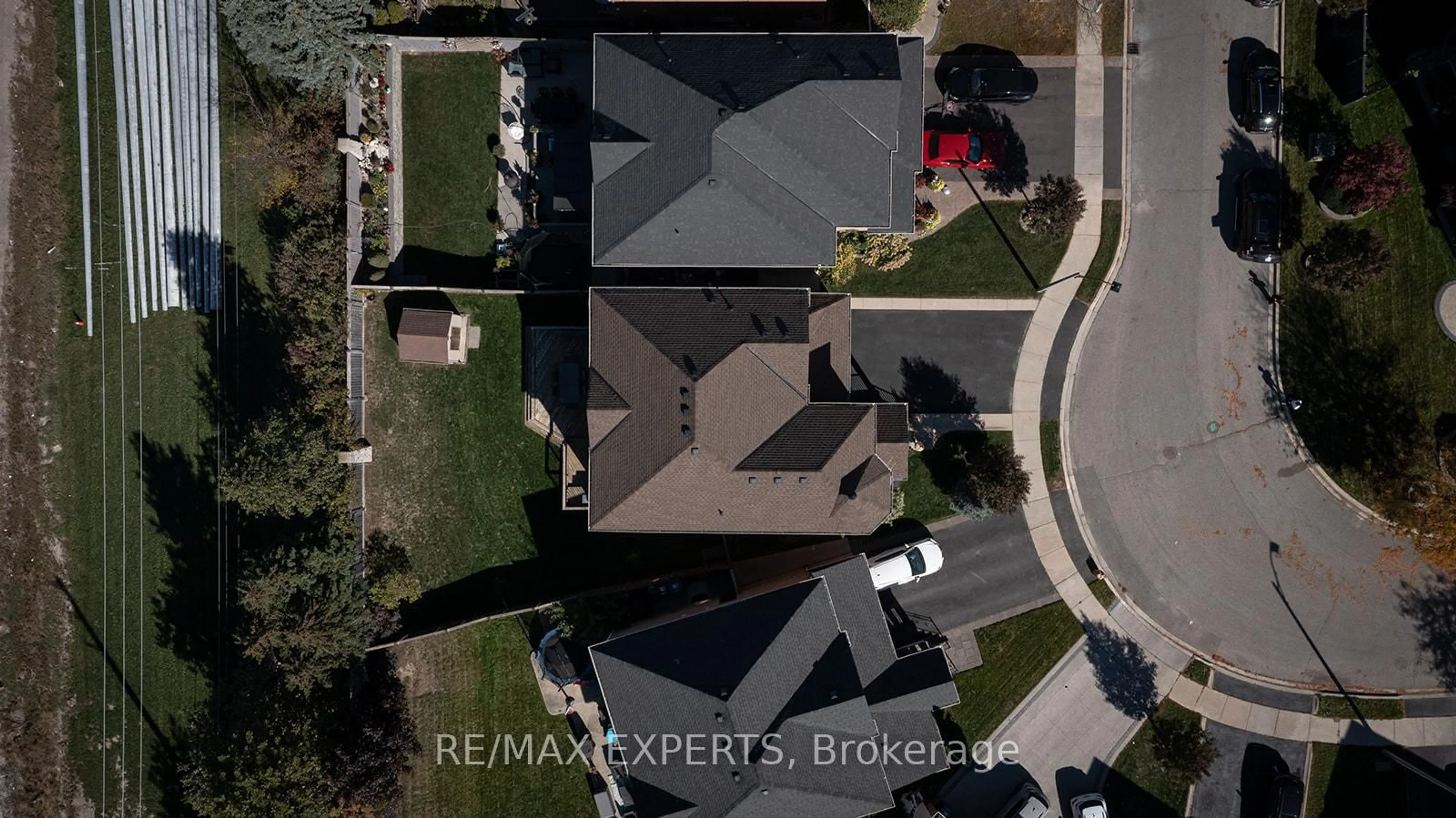 A pic from outside/outdoor area/front of a property/back of a property/a pic from drone, street for 34 Laurentide Cres, Brampton Ontario L6P 1Y4