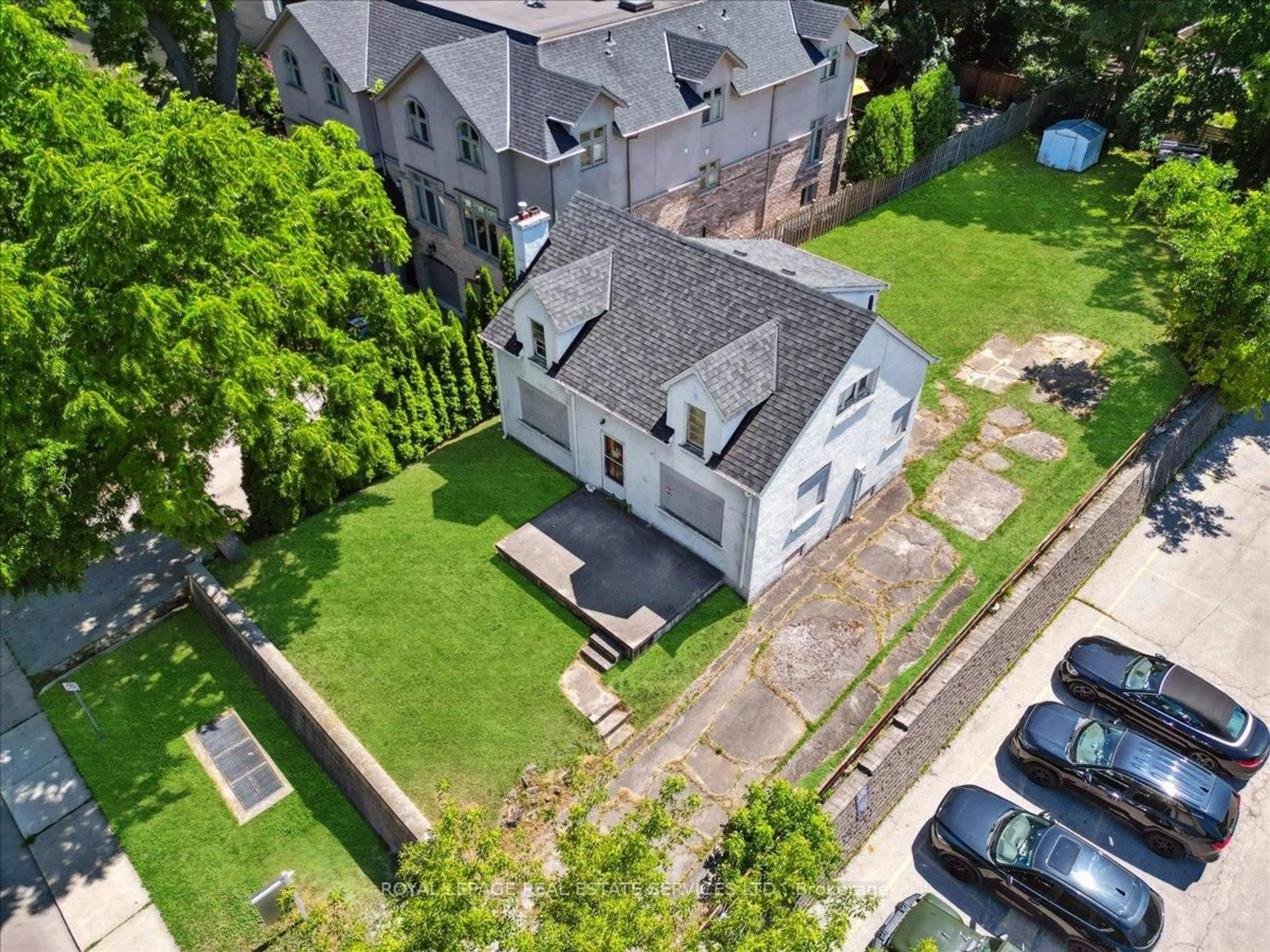 A pic from outside/outdoor area/front of a property/back of a property/a pic from drone, street for 86 Kerr St, Oakville Ontario L6K 3A3