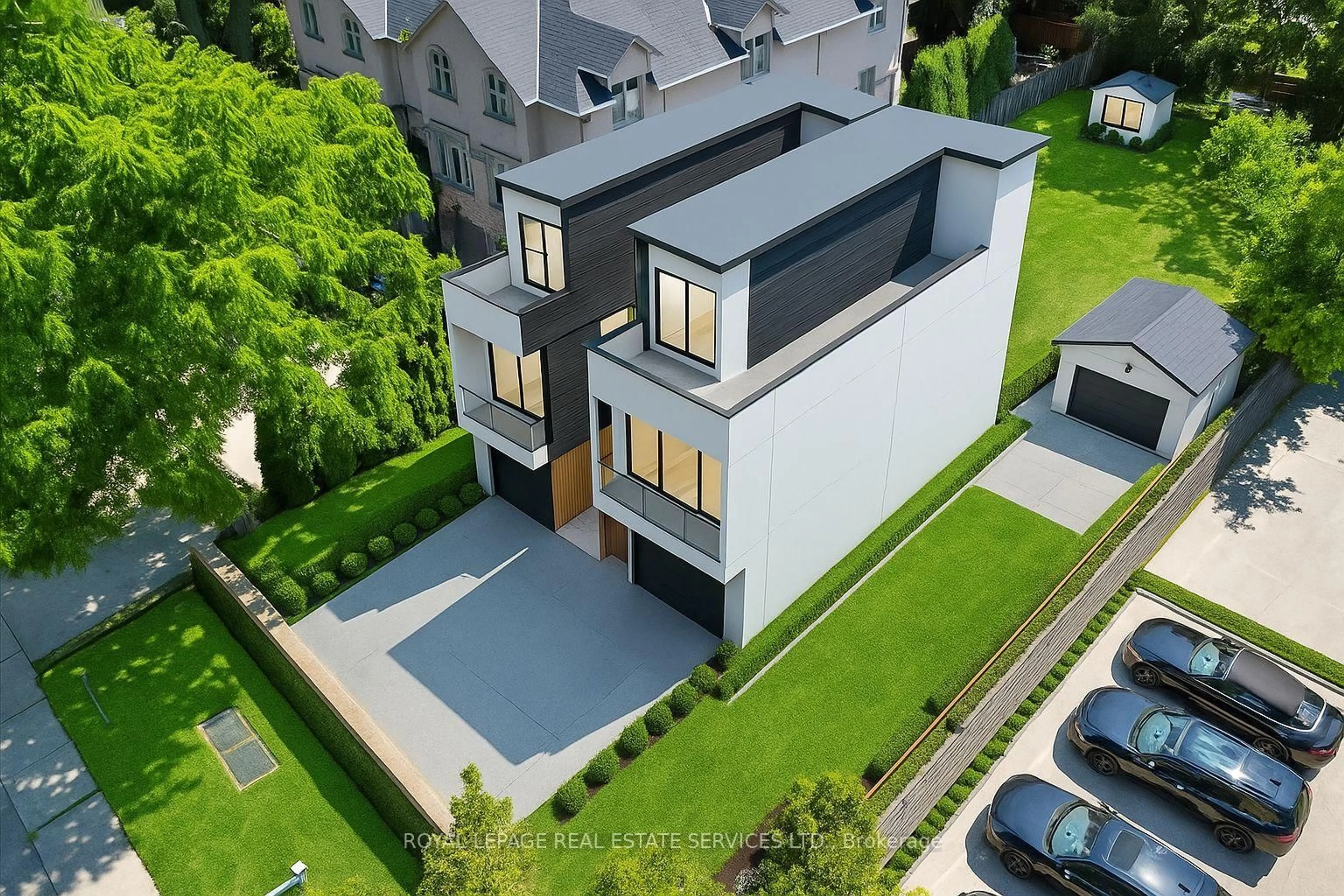 A pic from outside/outdoor area/front of a property/back of a property/a pic from drone, street for 86 Kerr St, Oakville Ontario L6K 3A3