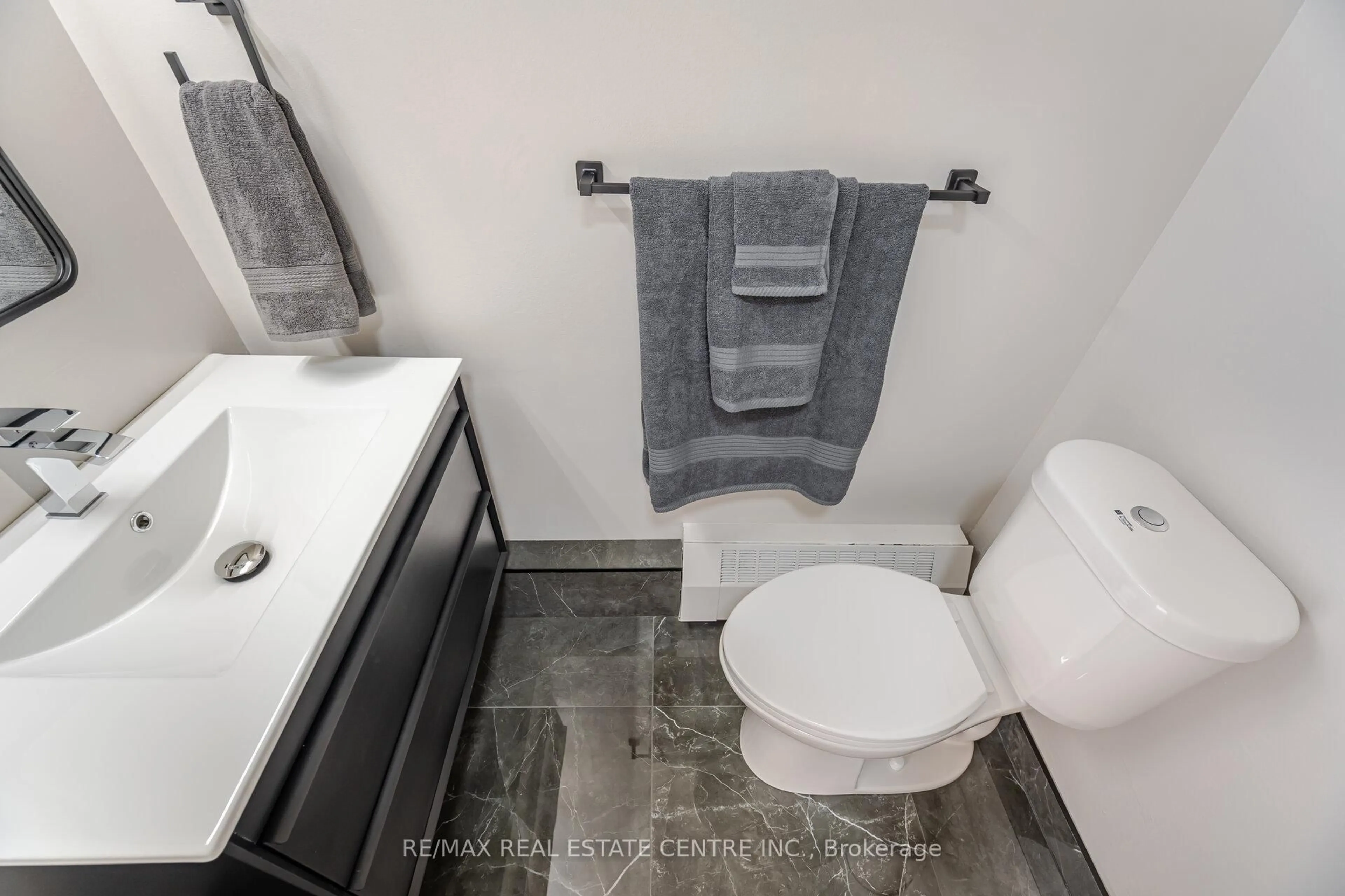 Contemporary bathroom, ceramic/tile floor for 1615 Bloor St #1111, Mississauga Ontario L4X 1S2