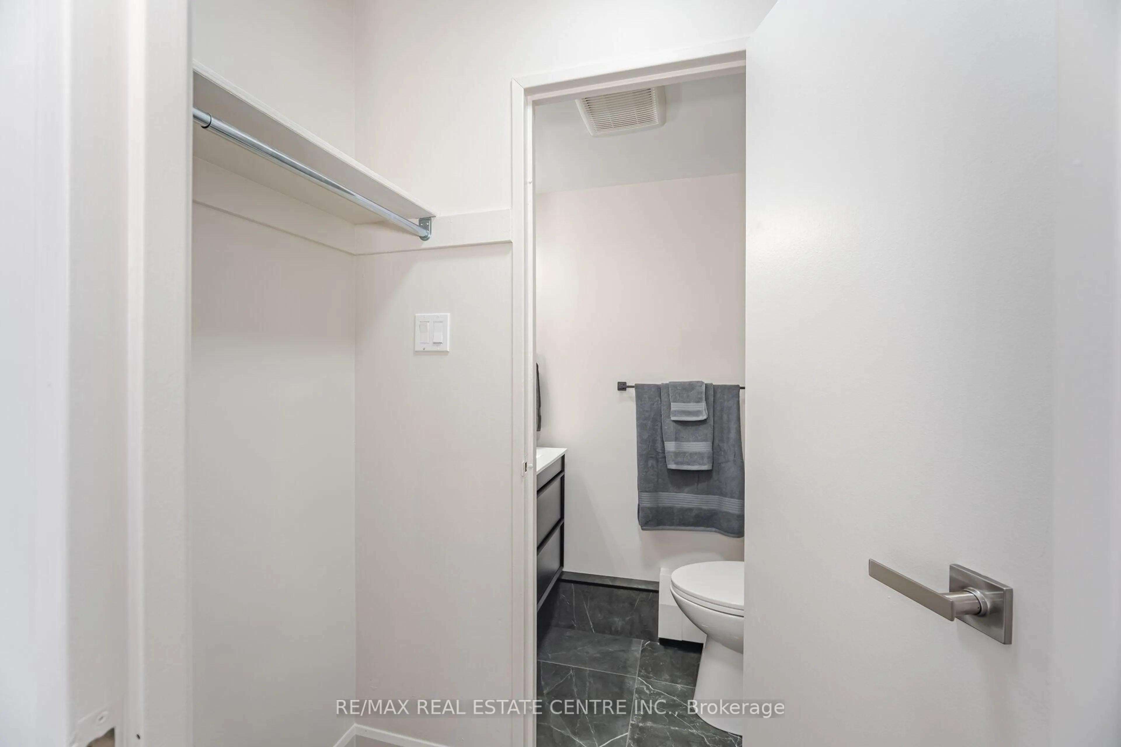 Standard bathroom, floor is not visible for 1615 Bloor St #1111, Mississauga Ontario L4X 1S2