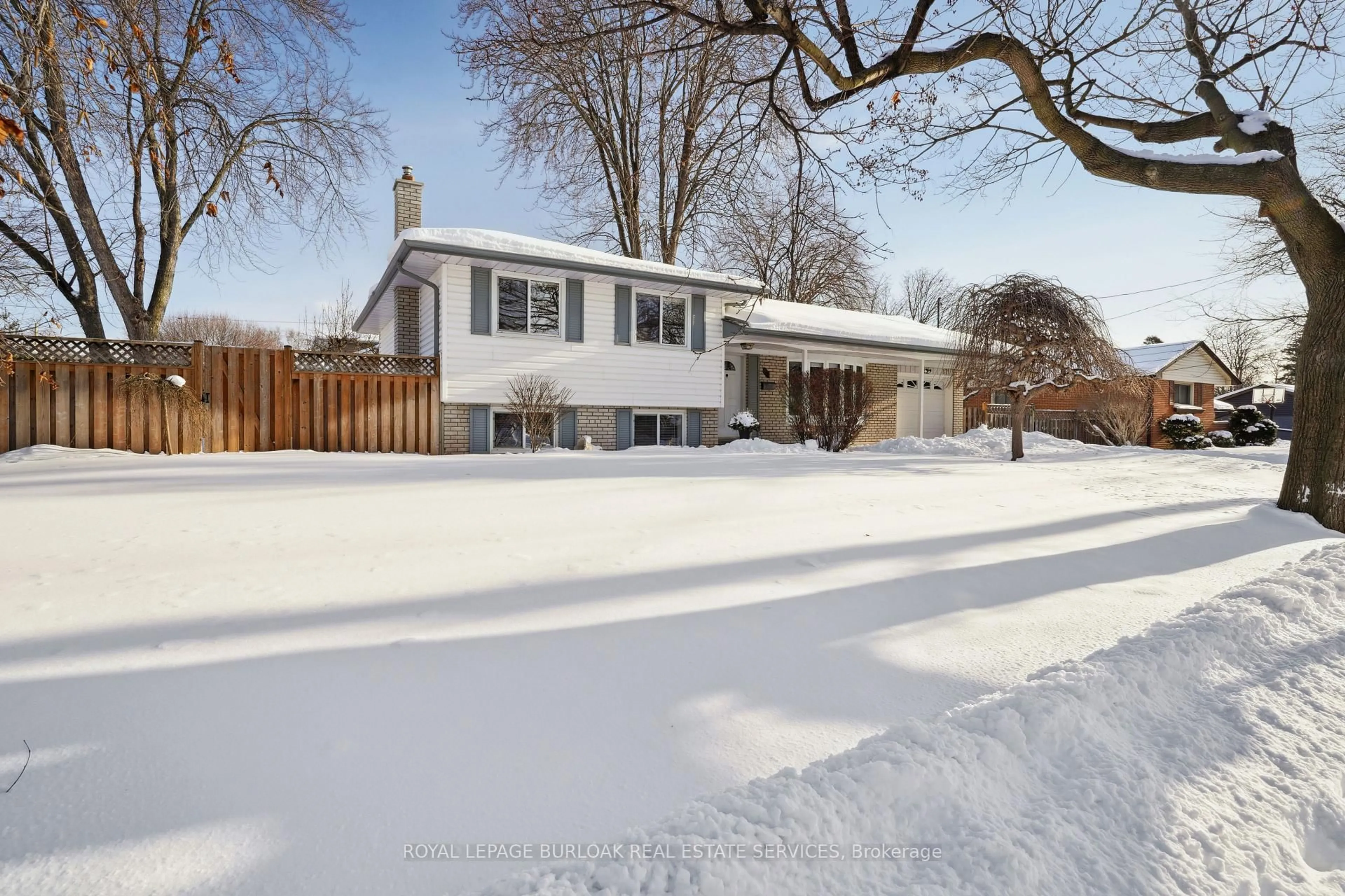 A pic from outside/outdoor area/front of a property/back of a property/a pic from drone, street for 871 Francis Rd, Burlington Ontario L7T 3Y1