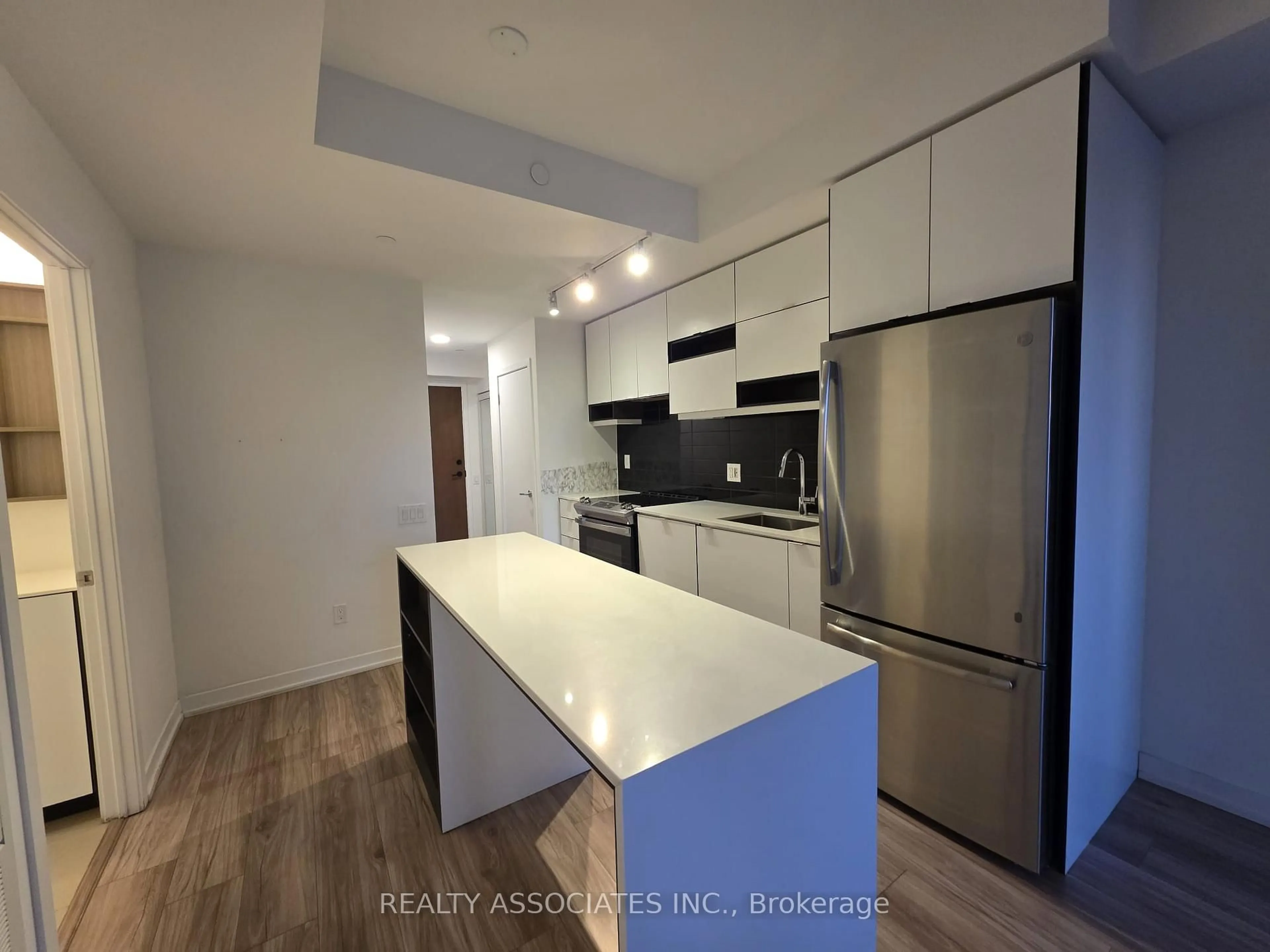 Open concept kitchen, wood/laminate floor for 4065 Confederation Pkwy #3112, Mississauga Ontario L5B 0L4