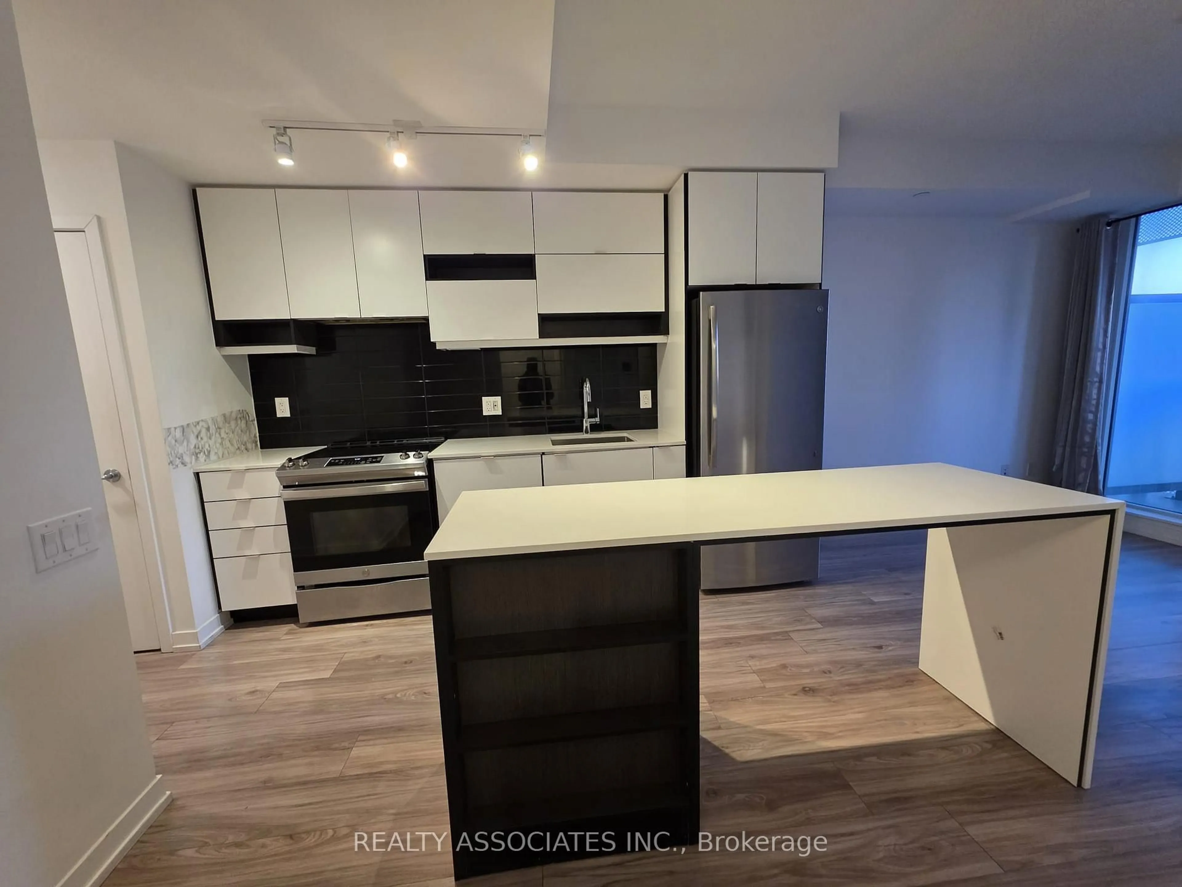 Open concept kitchen, unknown for 4065 Confederation Pkwy #3112, Mississauga Ontario L5B 0L4