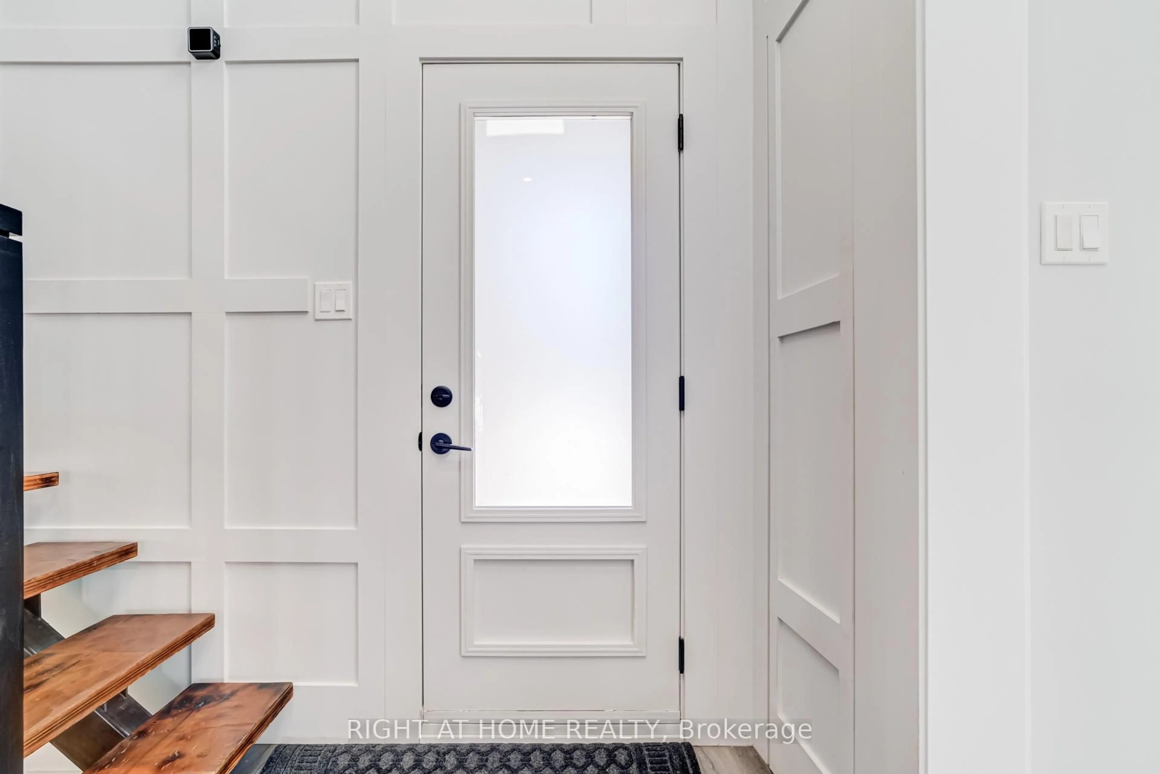 Indoor entryway for 4212 Credit Pointe Dr, Mississauga Ontario L5M 3K2