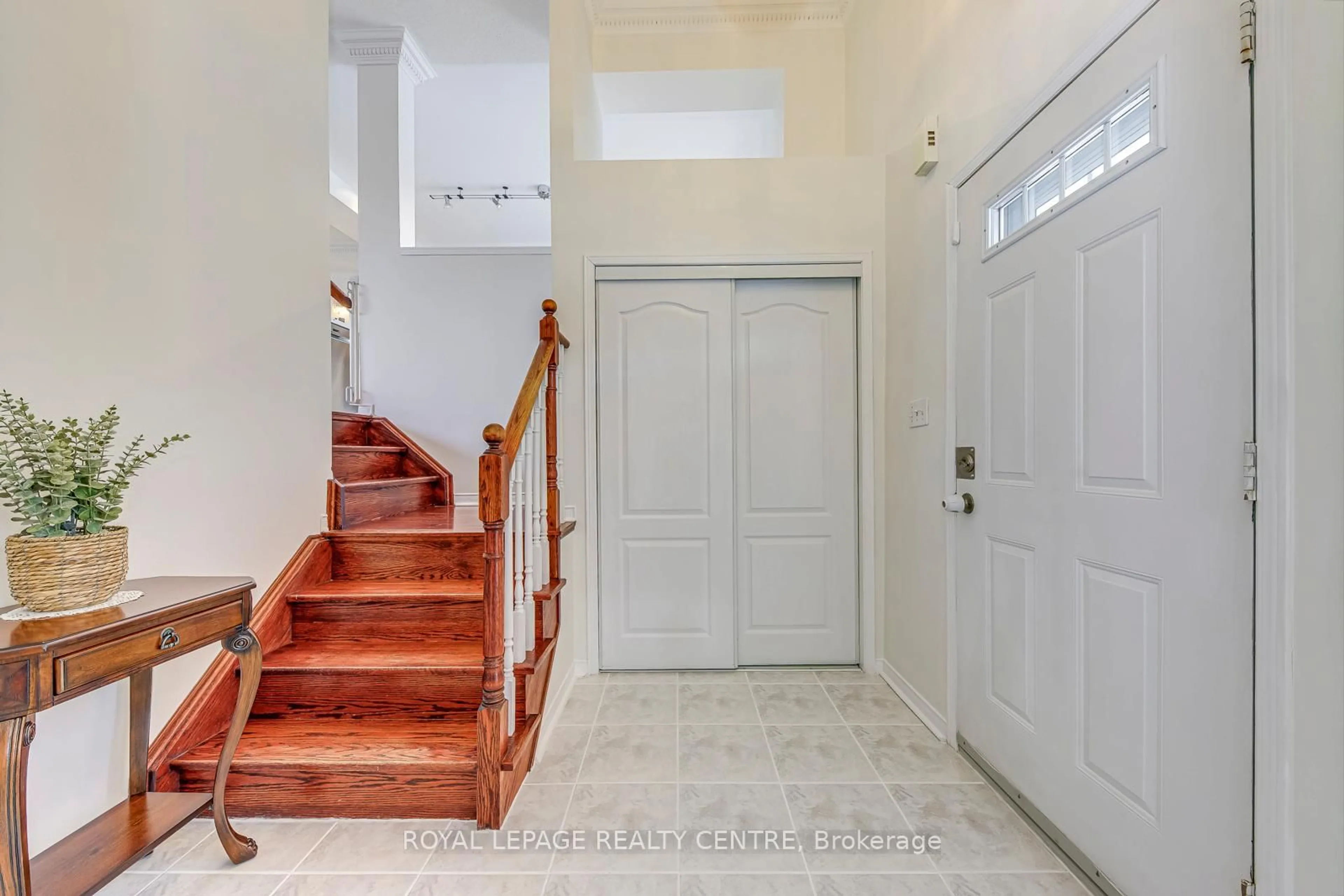 Indoor entryway for 1588 Woodhenge Way, Mississauga Ontario L5N 7T1