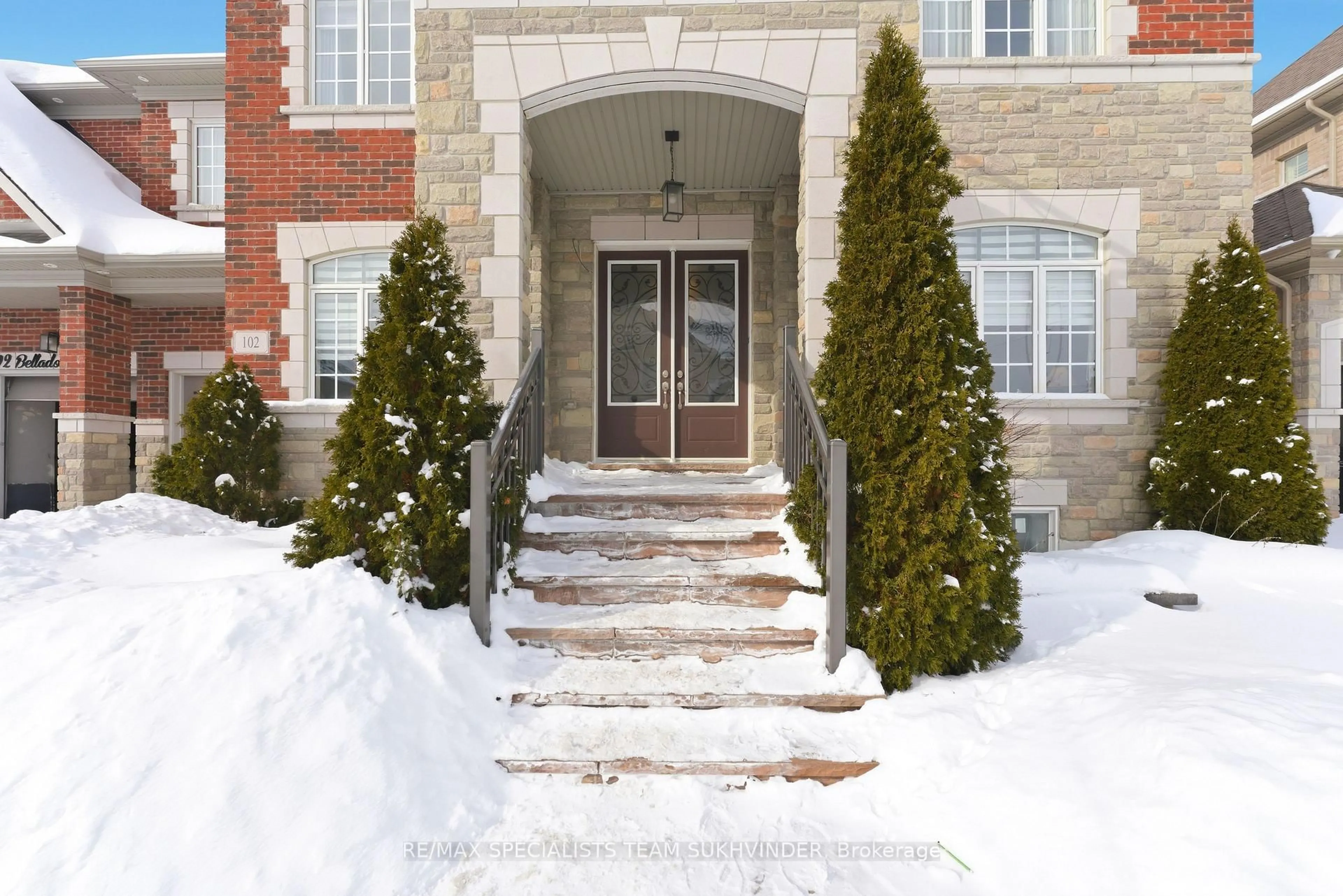 Indoor entryway for 102 Belladonna Circ, Brampton Ontario L6P 4B6