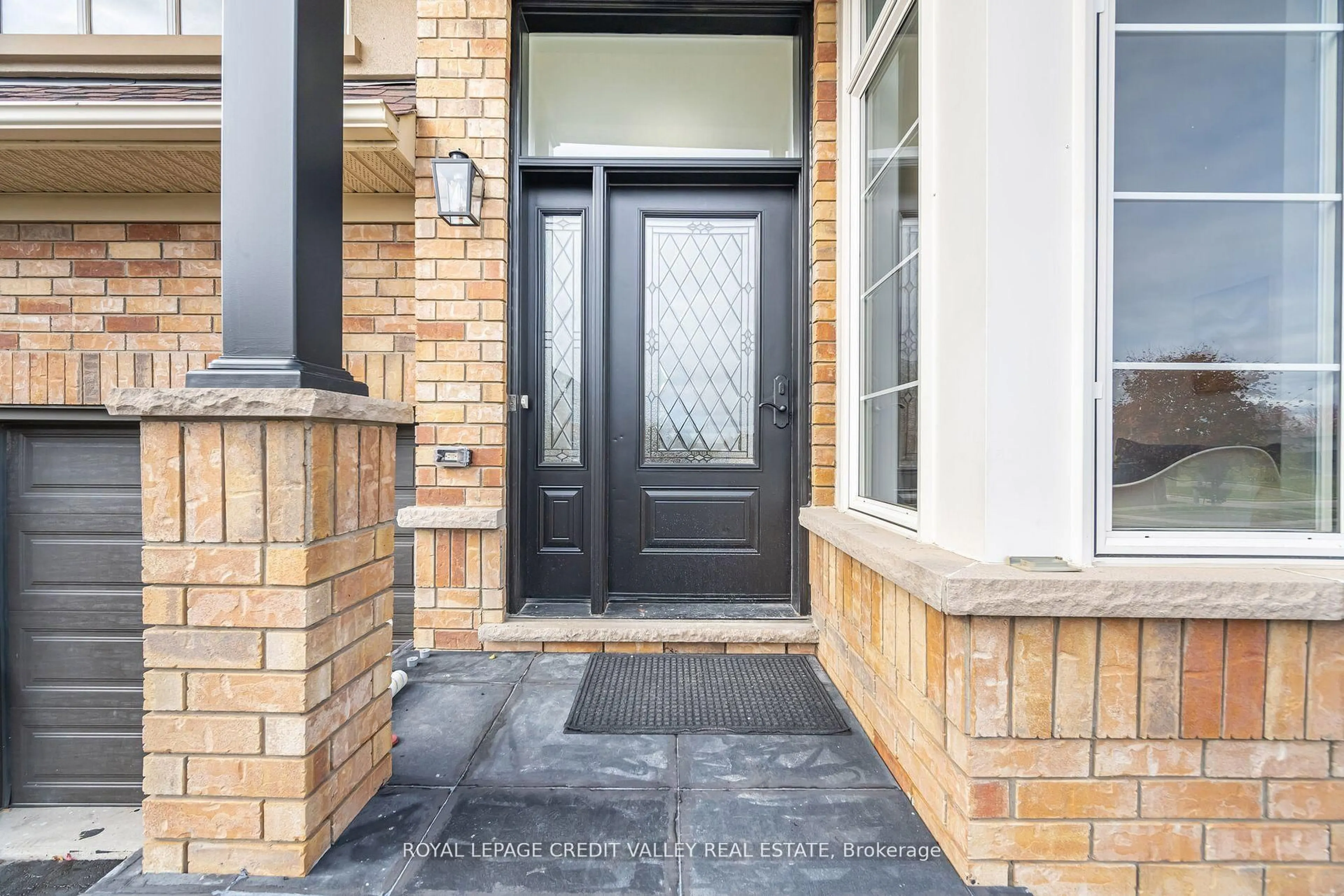 Indoor entryway for 70 Blue Diamond Dr, Brampton Ontario L6S 6K3