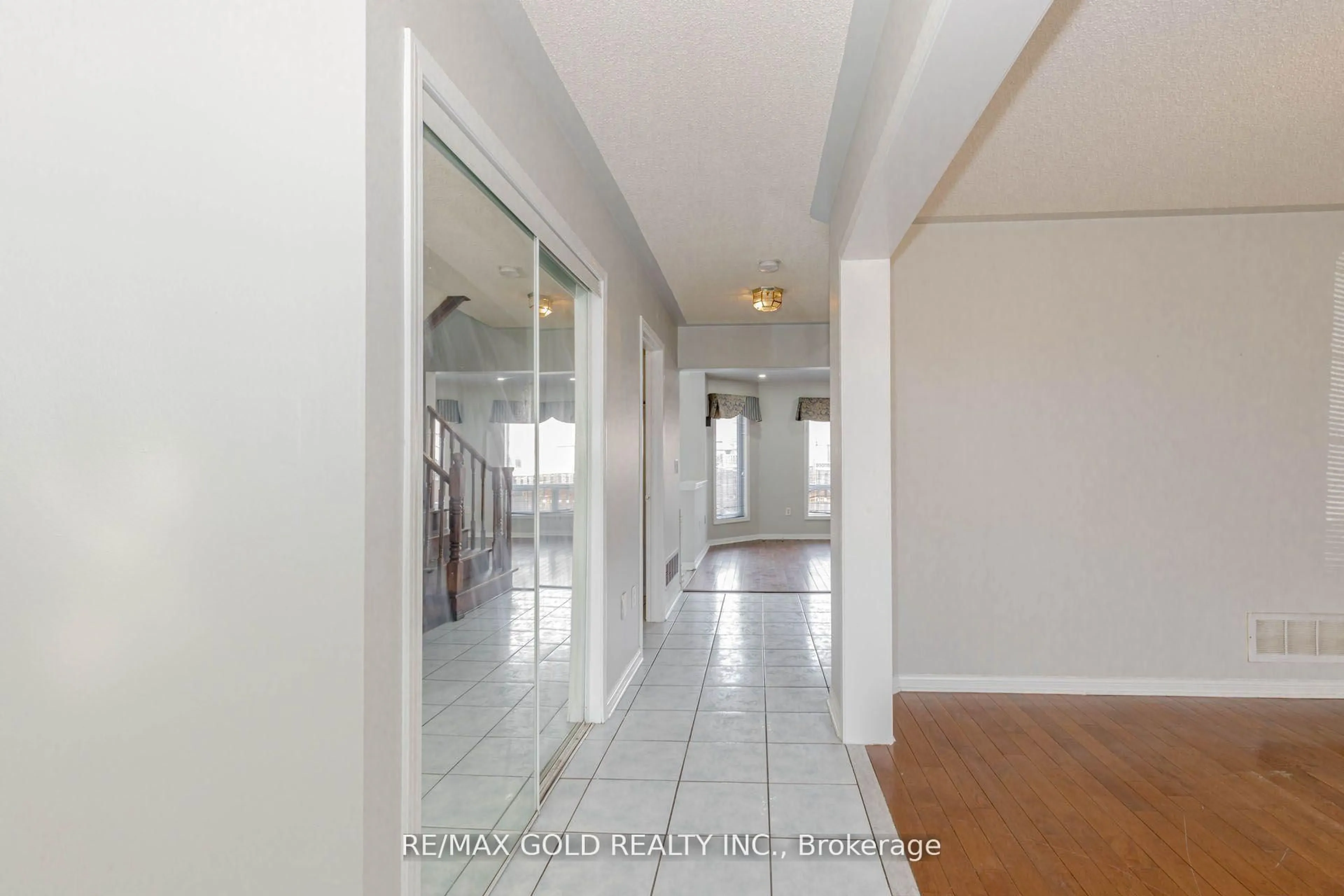 Indoor foyer for 6 Wonder Way, Brampton Ontario L6P 1E9