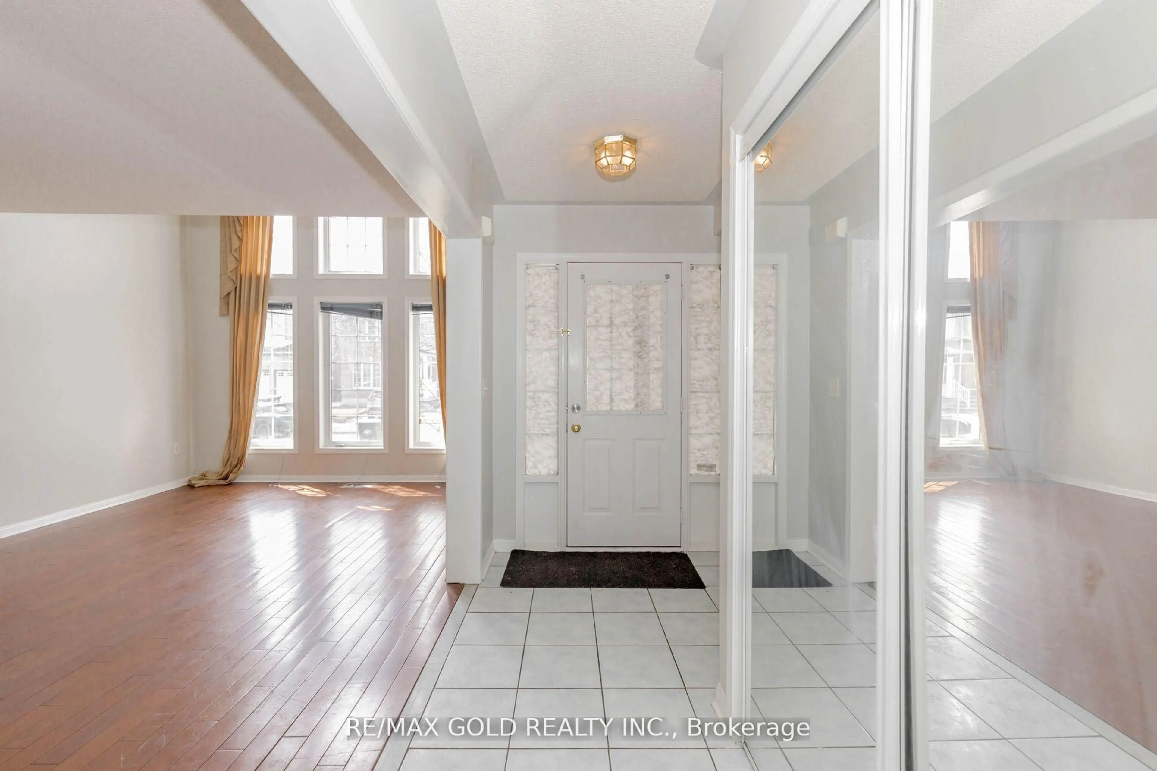 Indoor entryway for 6 Wonder Way, Brampton Ontario L6P 1E9